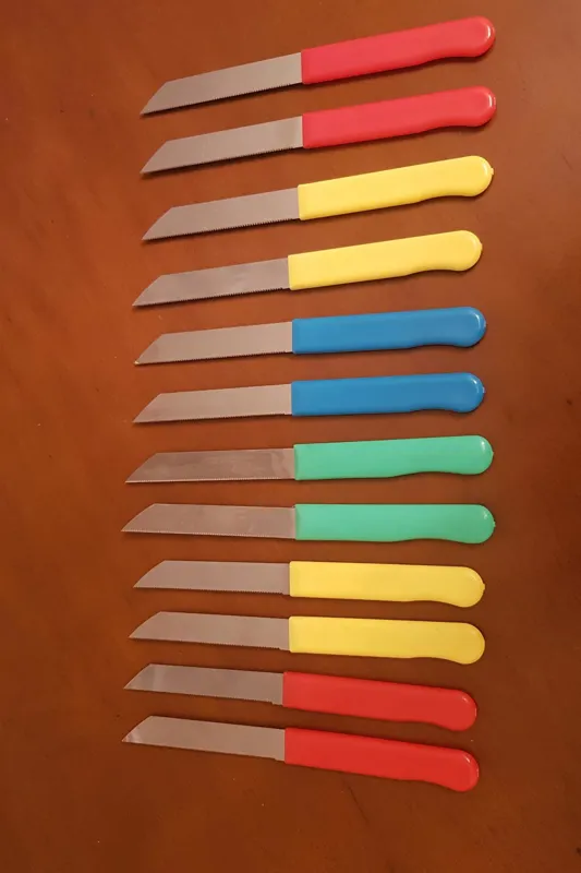 چاقو رنگی اره ایی دهه شصت آکبند بدون جعبه(12)عددی
