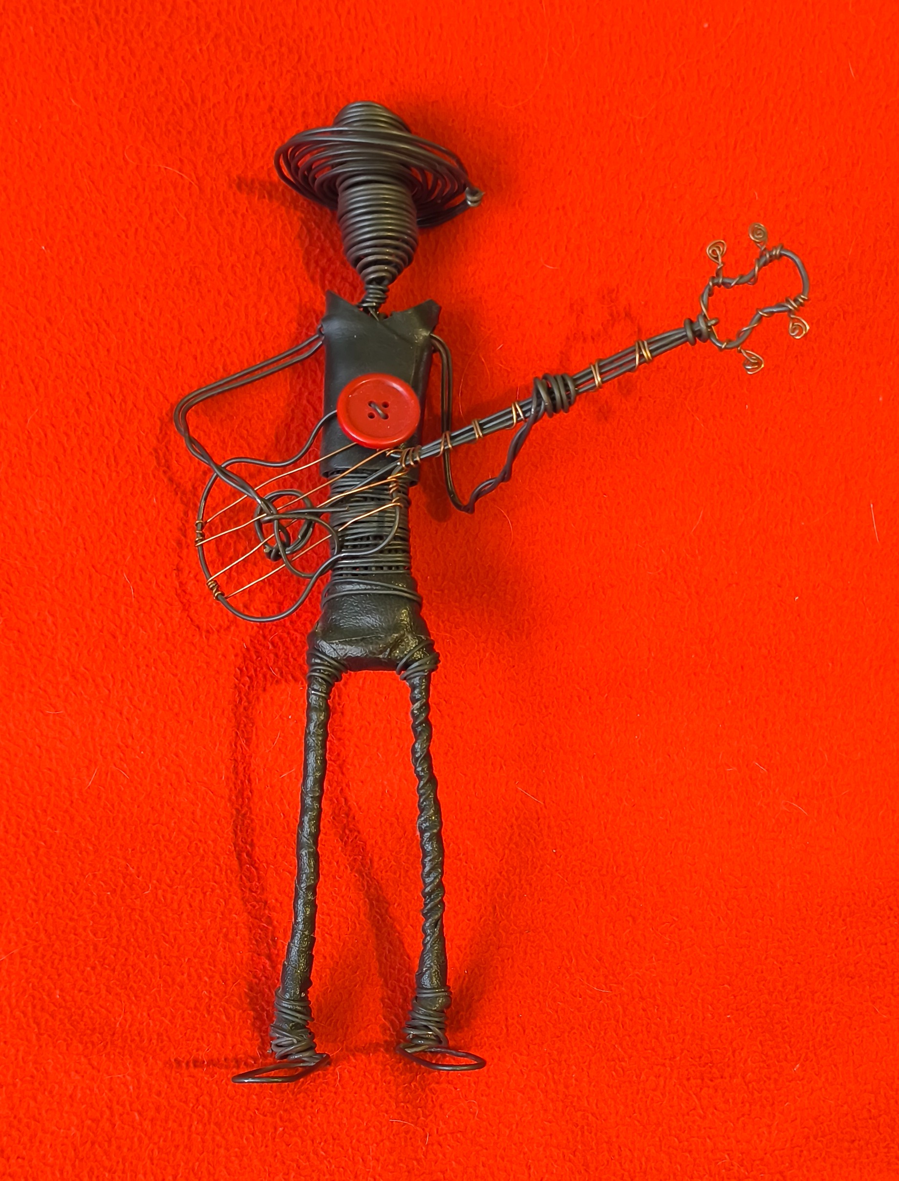 مجسمه فلزی دست ساز ( توضیح دارد )