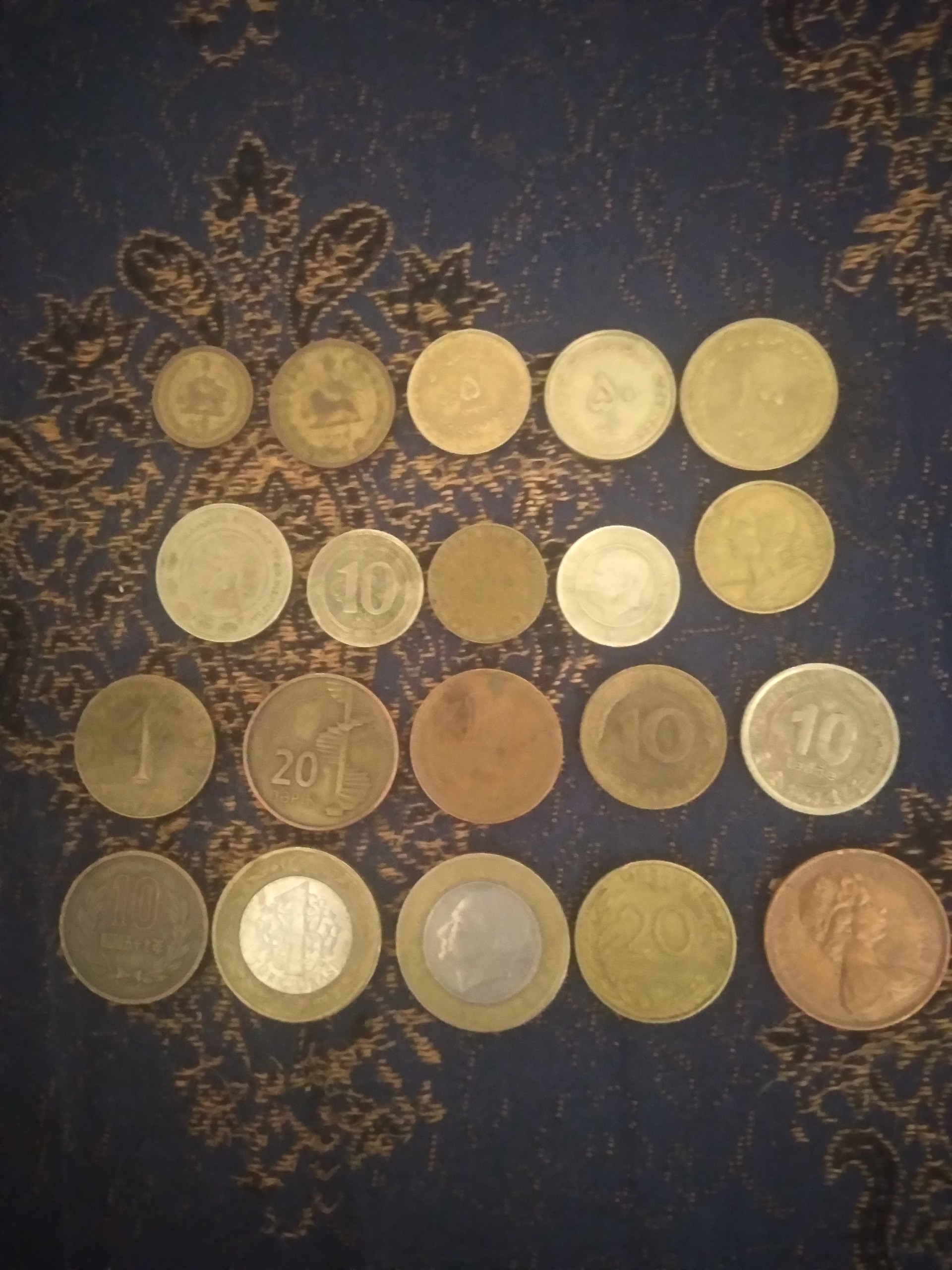 سکه ایرانی وخارجی زرد رنگ بسیار کوچک وکلکسیونی