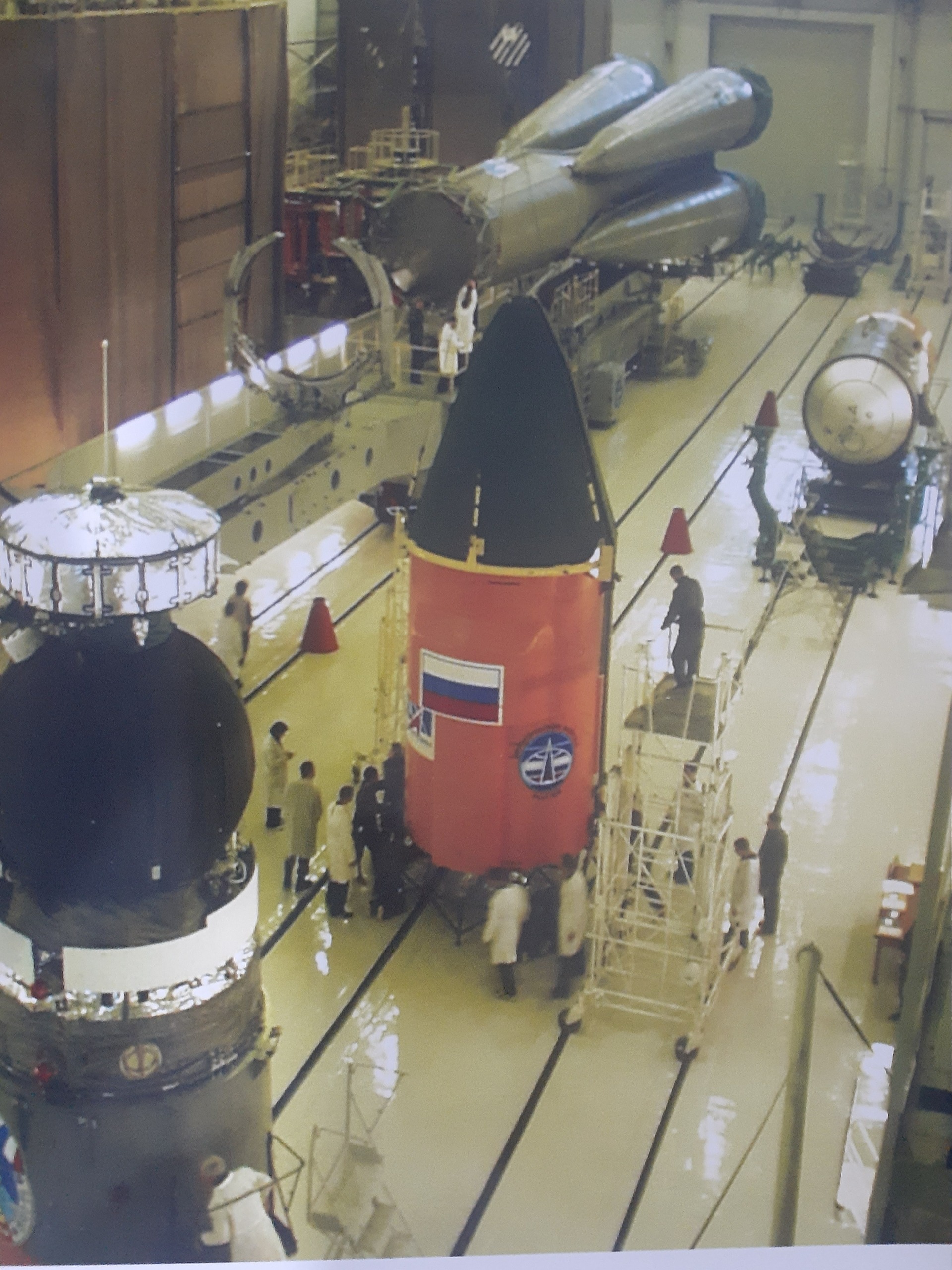 عکس پوستر سازمان فضایی روسیه سایز 20 در 30 سانتی