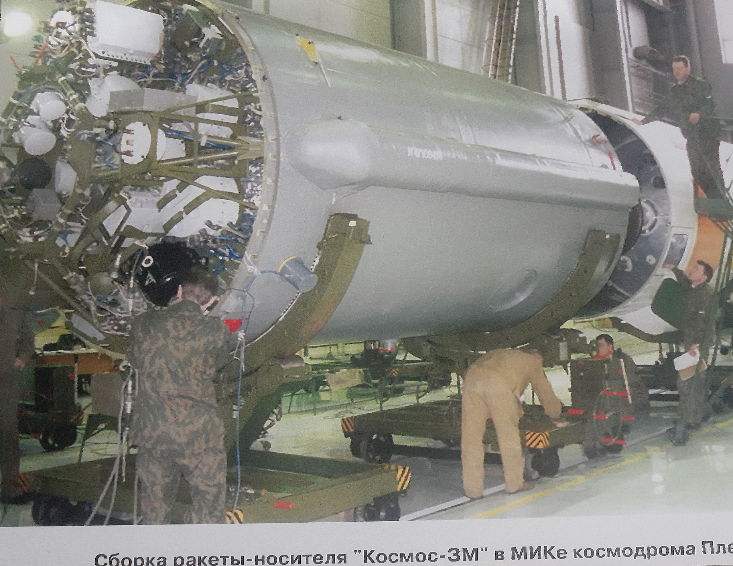 عکس پوستر سازمان فضایی روسیه سایز 20 در 30 سانتی