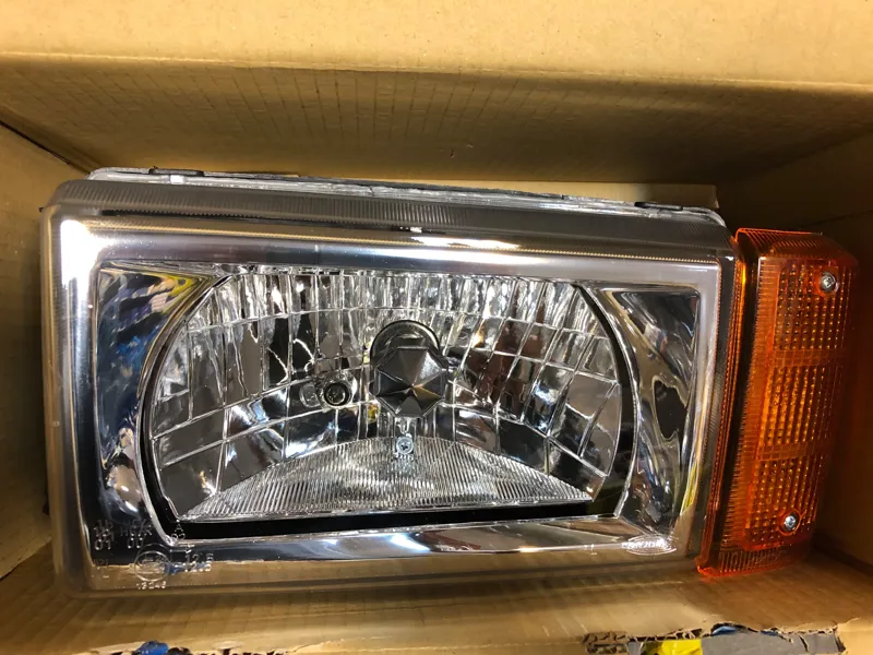 چراغ جلو پیکان کامل سمت چپ-شرکتی