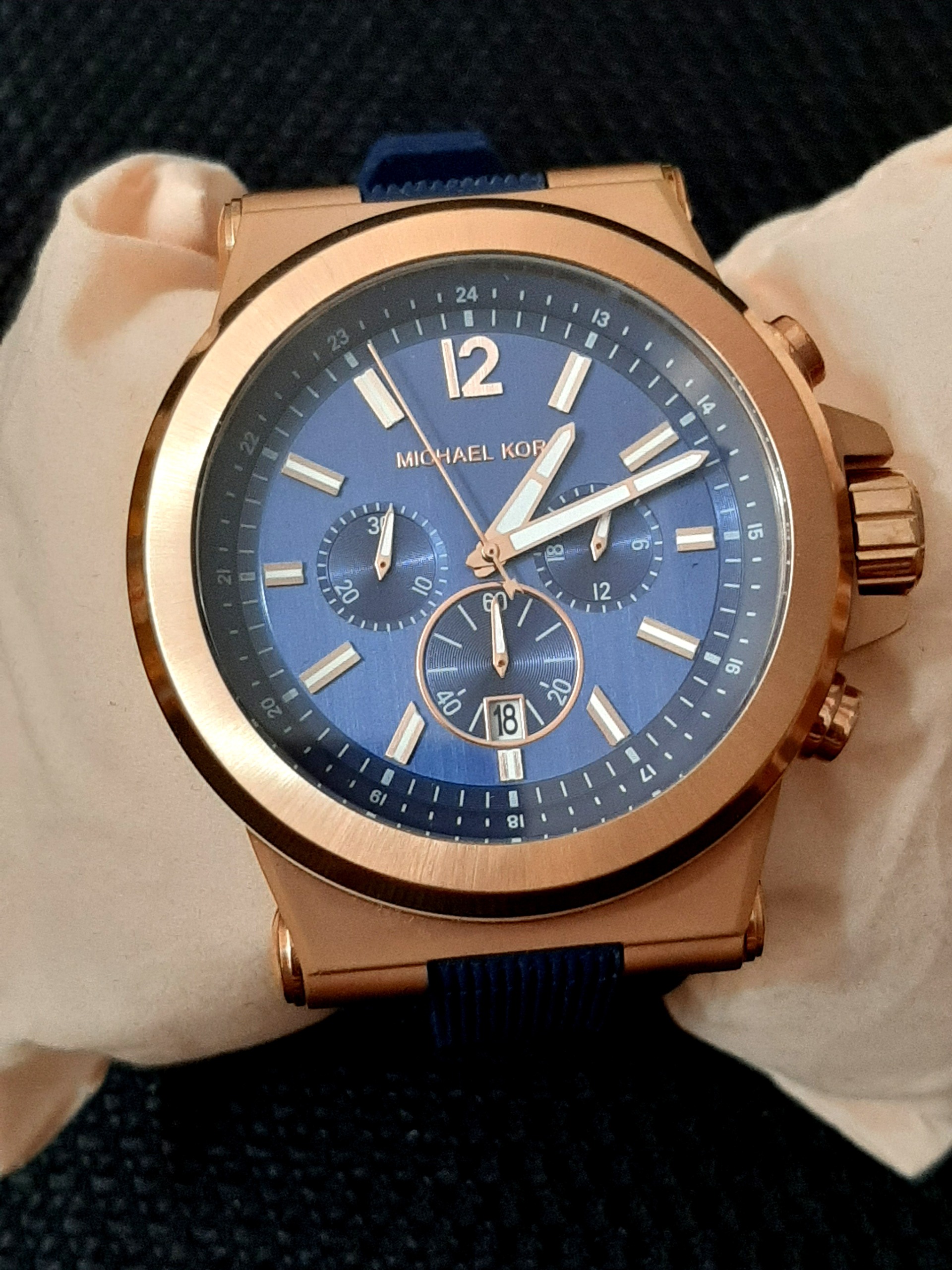 ساعت زیبا و برند مایکل کورس رنگ معرکه