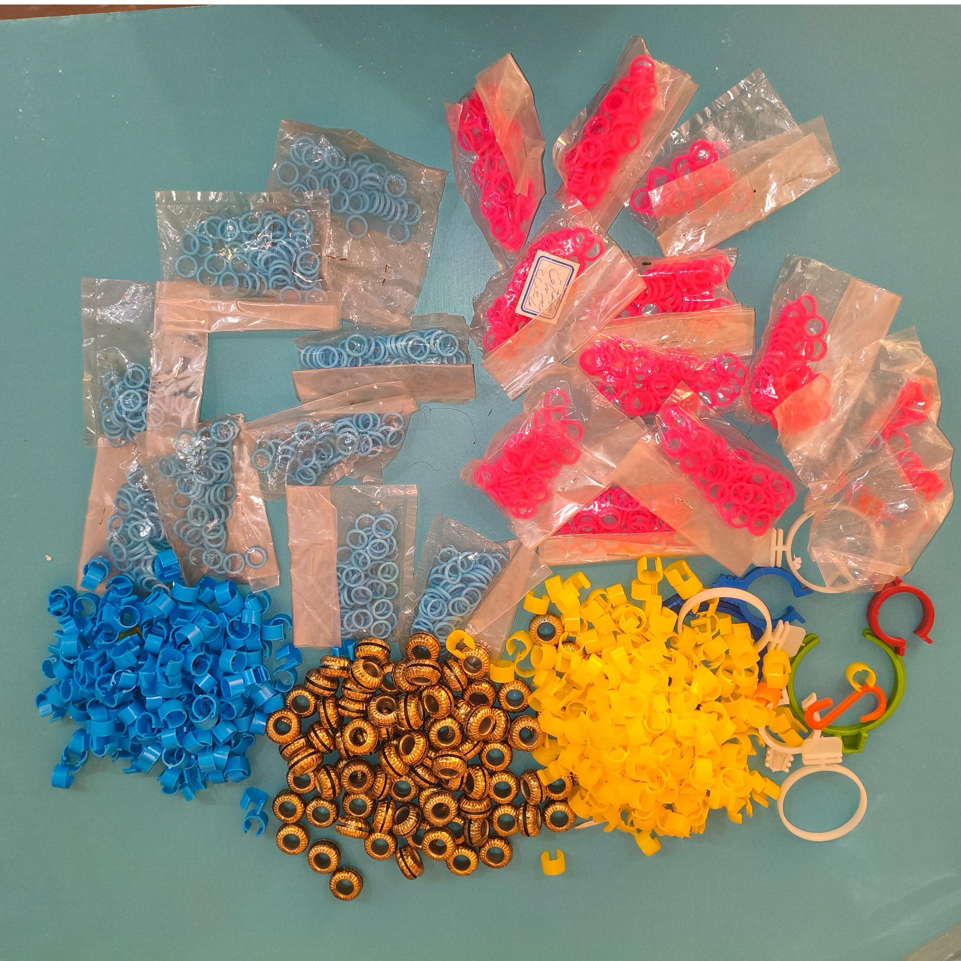 مقداری لوازم کبوتر چفت زنگوله و حلقه