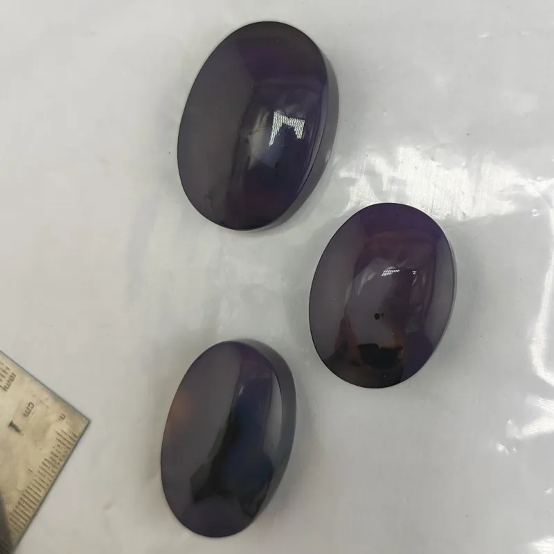 سوسنی بسیار درشت و پاک با لکه های مشکی