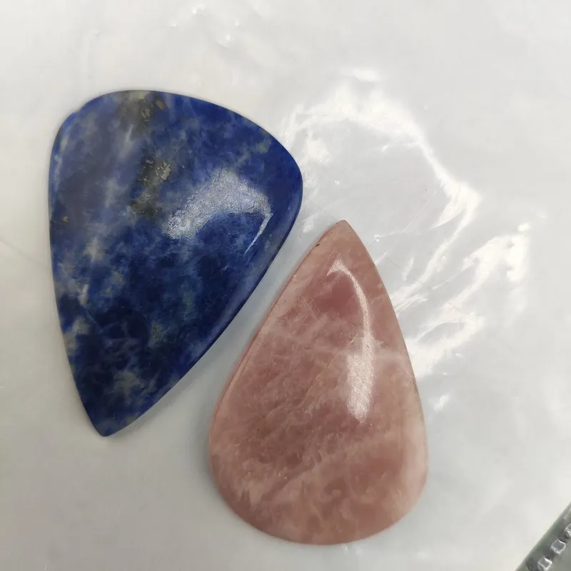 نگین سودالیت و رزکوآرتز اشکی بزرگ