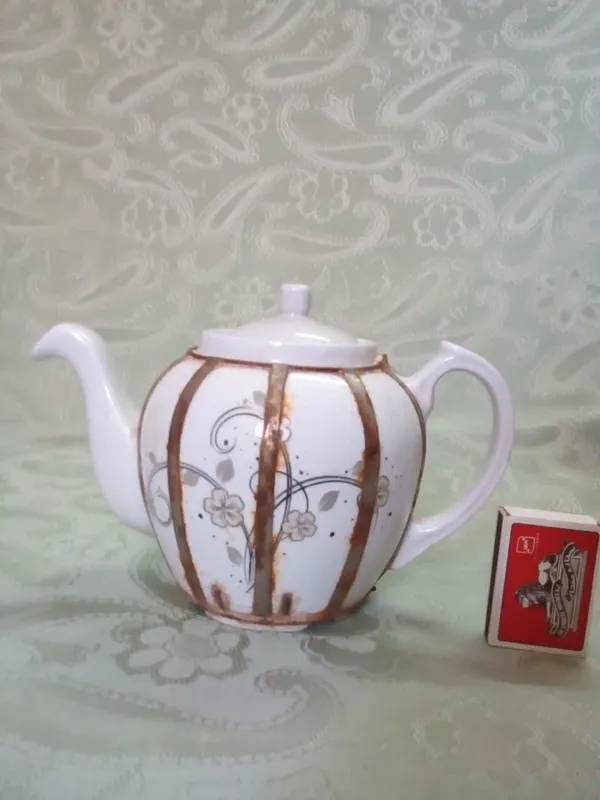 قوری بند زده با تسمه کشی استادانه و بند منگنه ای