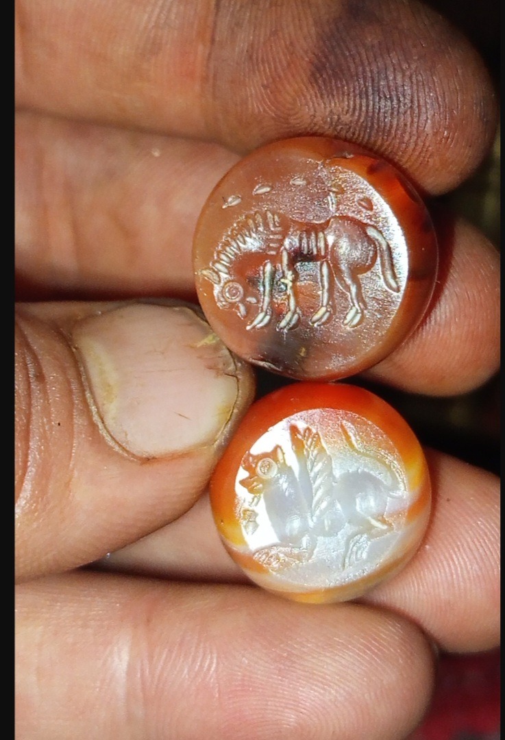 دوعدد نشان هخمانشی و اشکانی