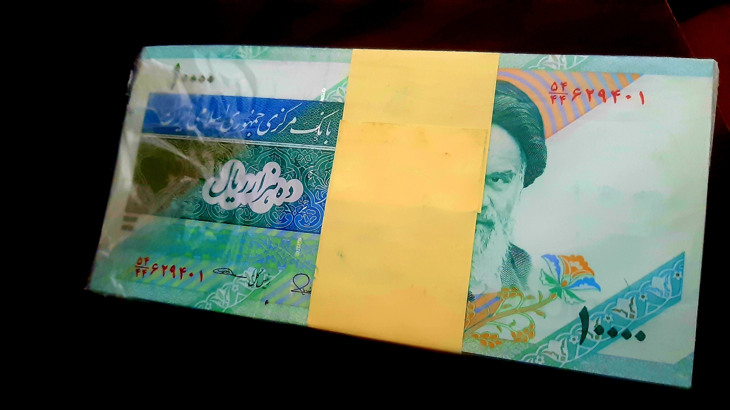 یک بسته اسکناس 10000 ریالی
