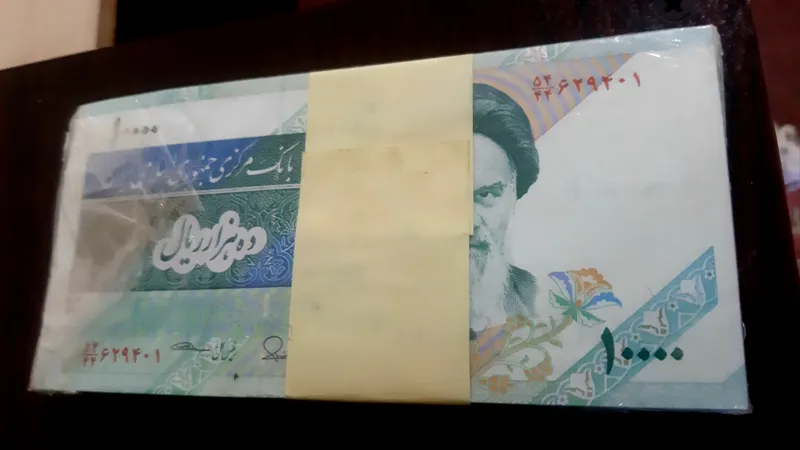 یک بسته اسکناس 10000 ریالی