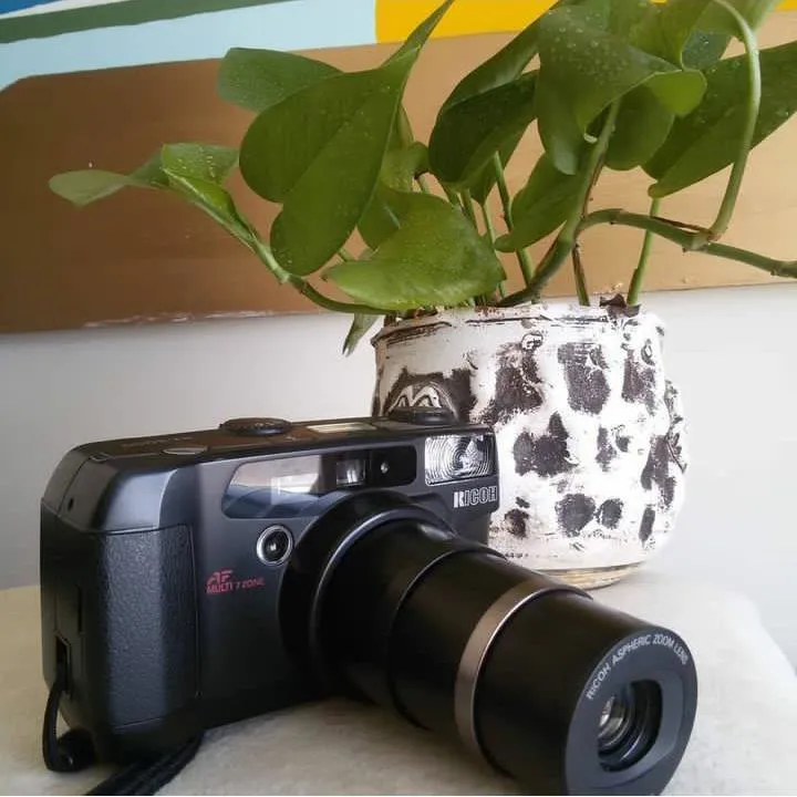 دوربین بسیار تمیز و در حد RICOH RZ3000