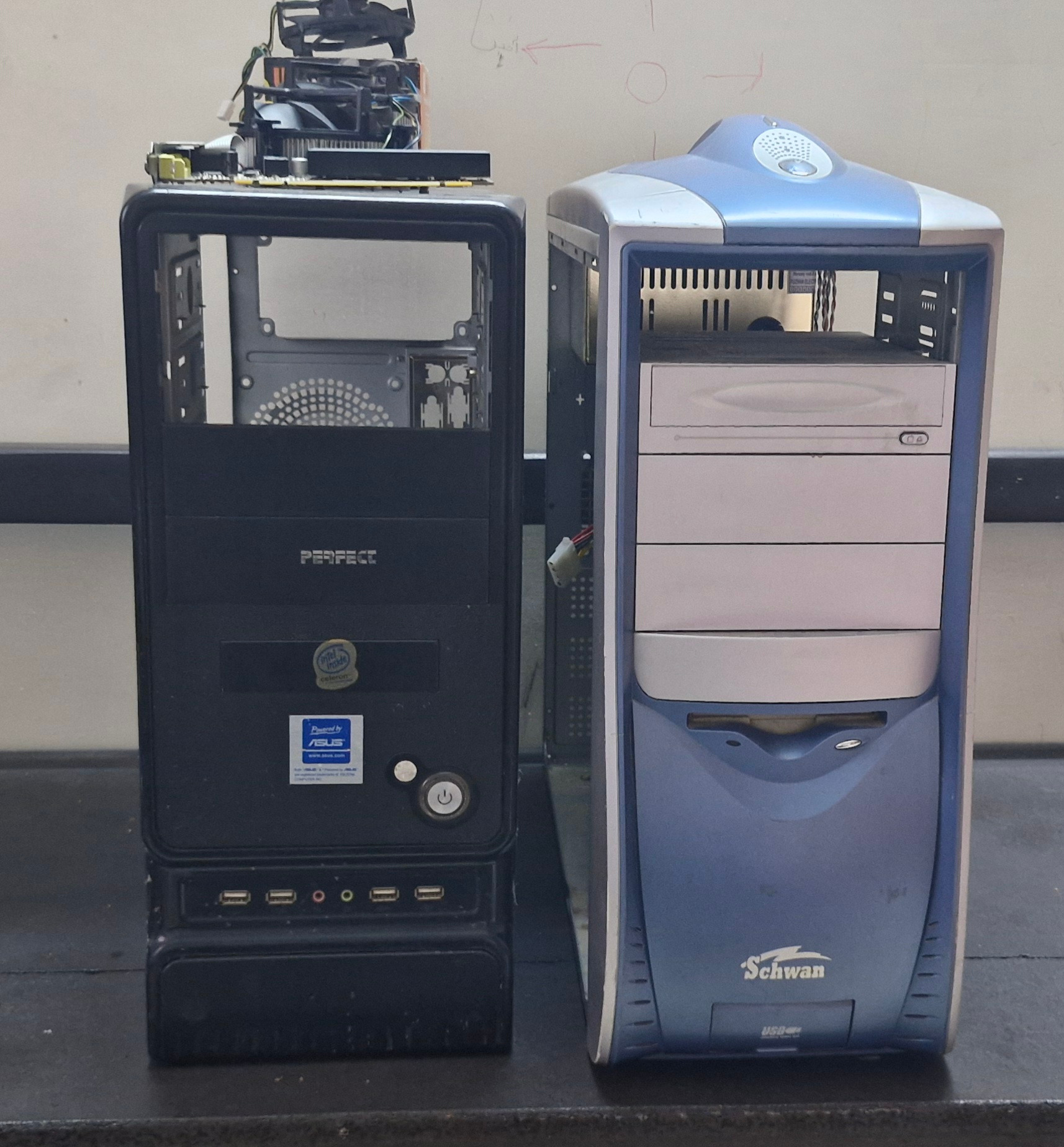 دو عدد کیس و متعلقات