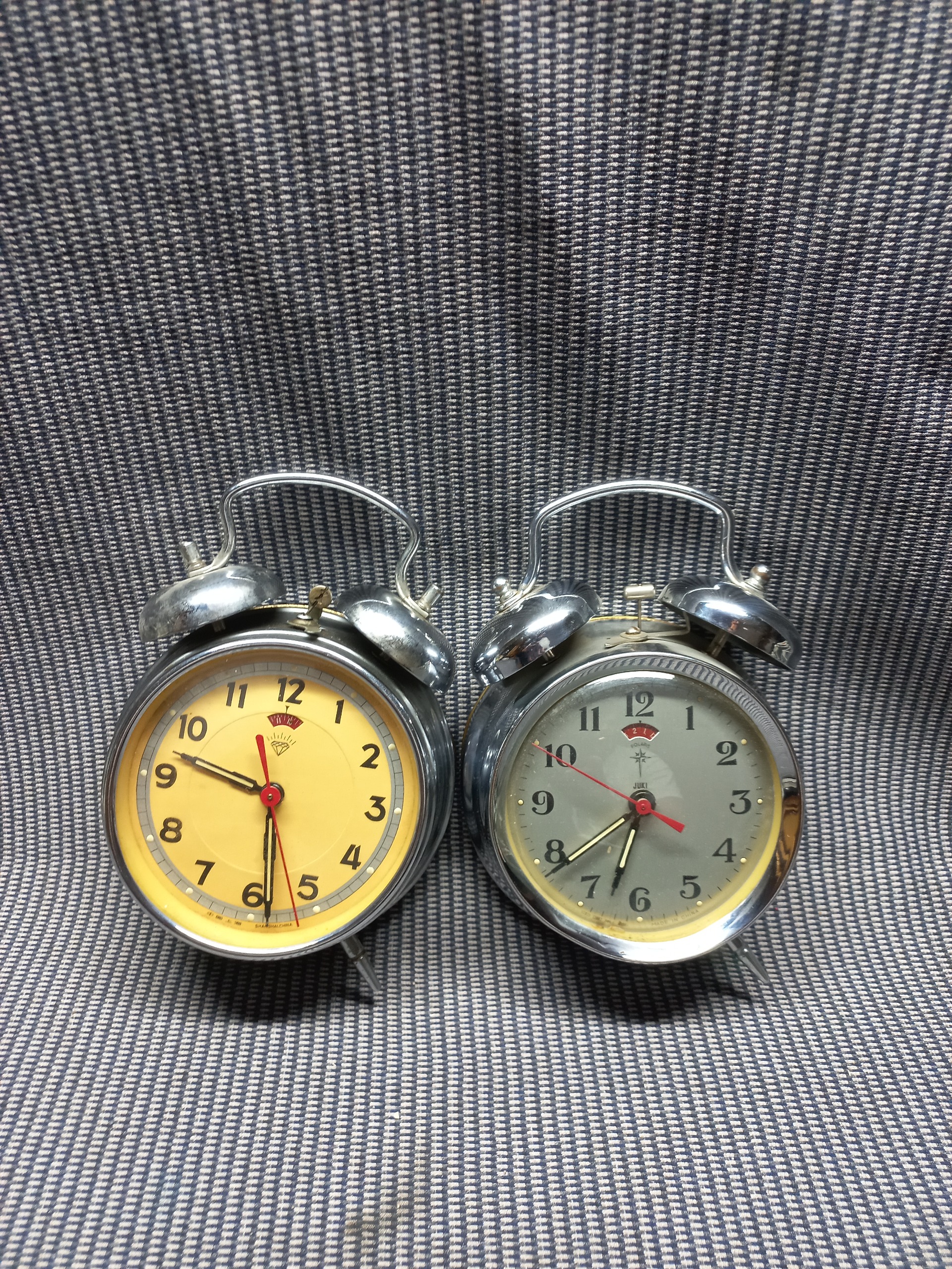 دوعدد ساعت رومیزی کوکی نیاز به سرویس باهم