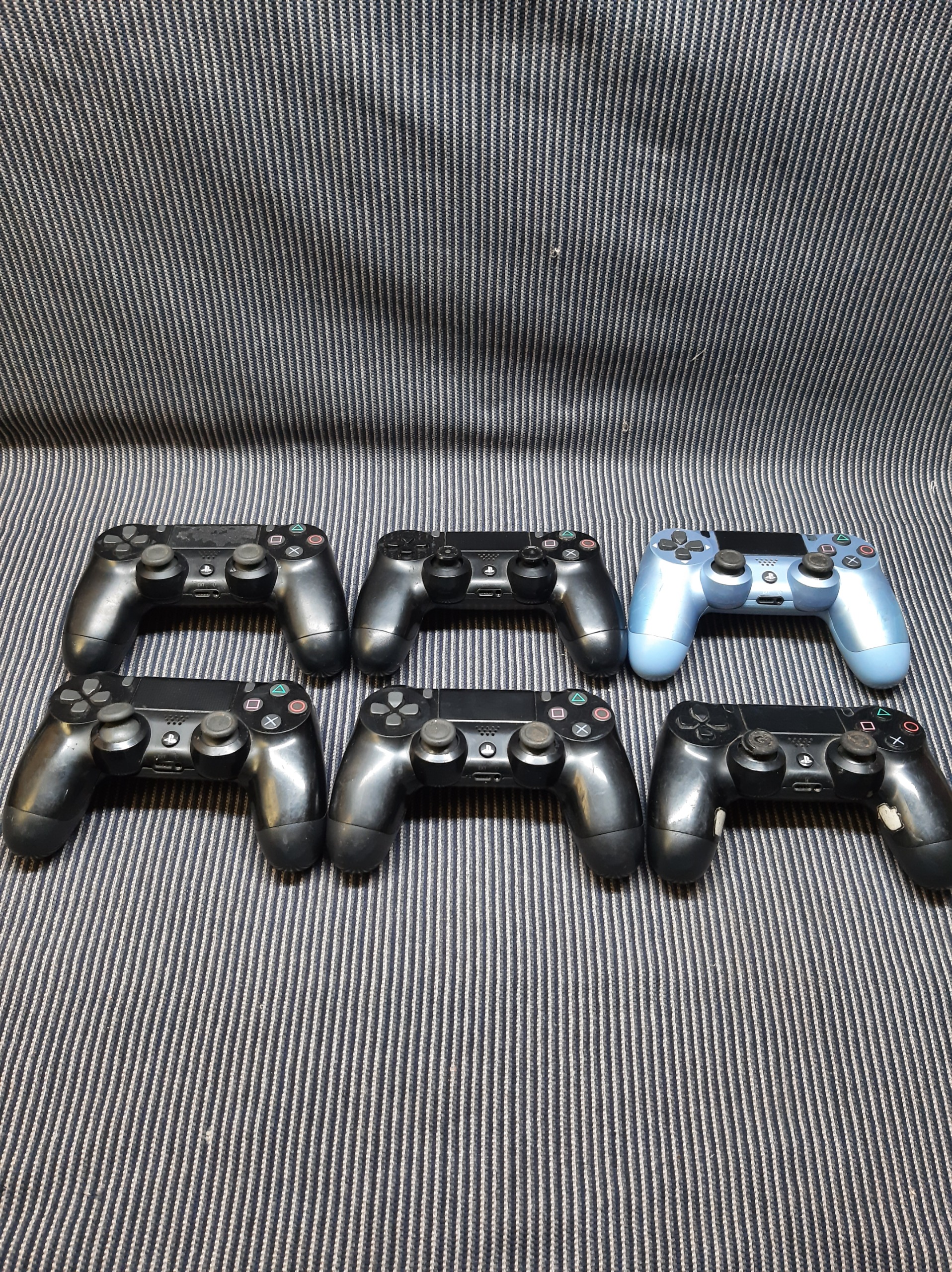 6عدد دسته PS4 اصلی خاموش هستن باهم