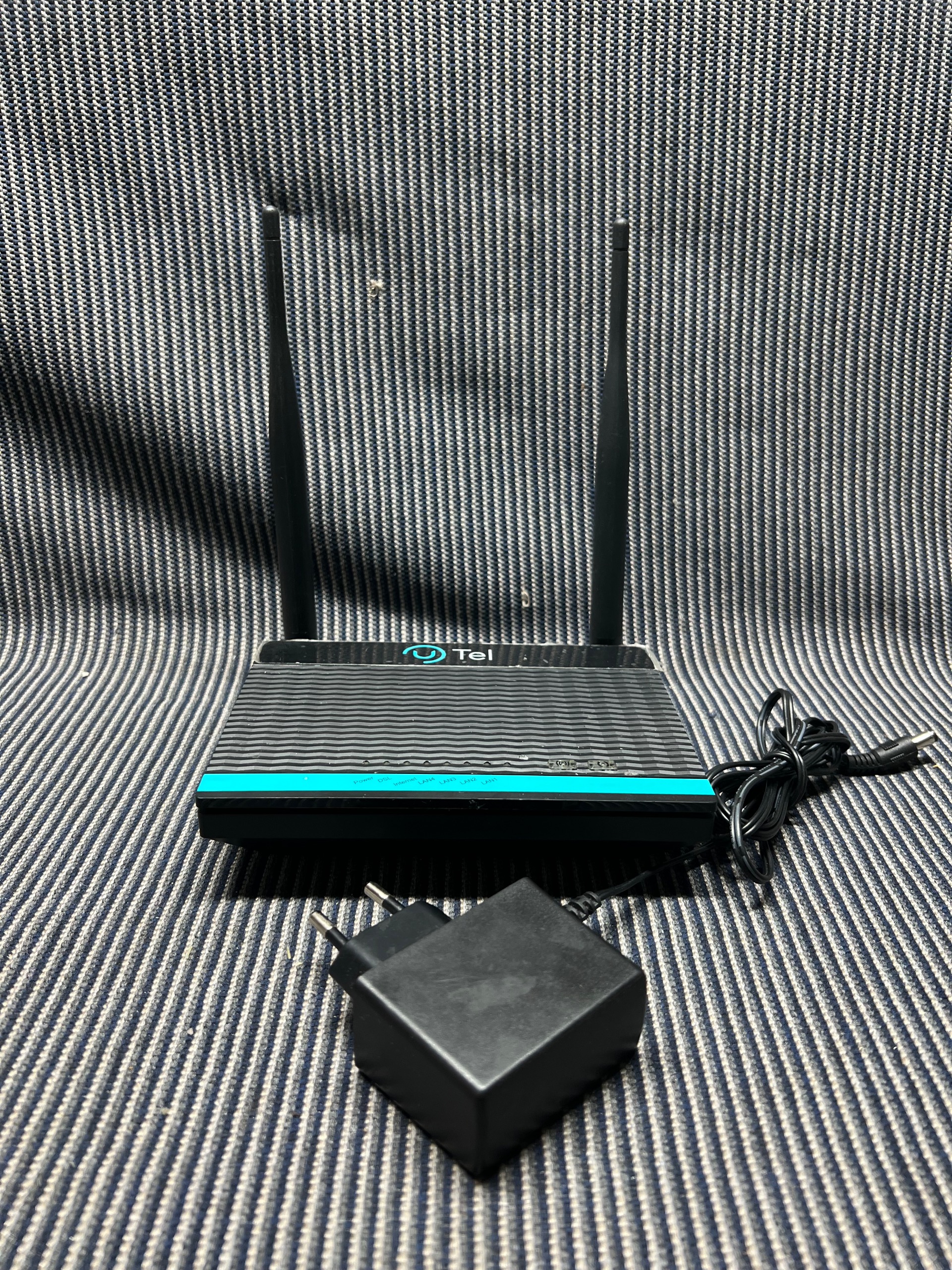 مودم ADSL یوتل A304 دوانتن سالم همراه اداپتور