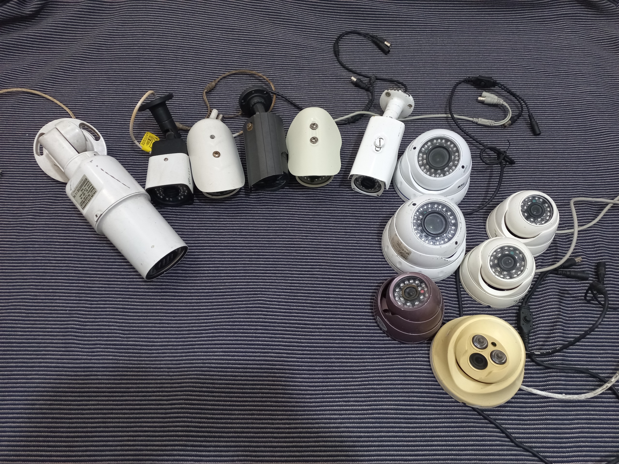 12 عدد دوربین مداربسته سالم  همه باهم