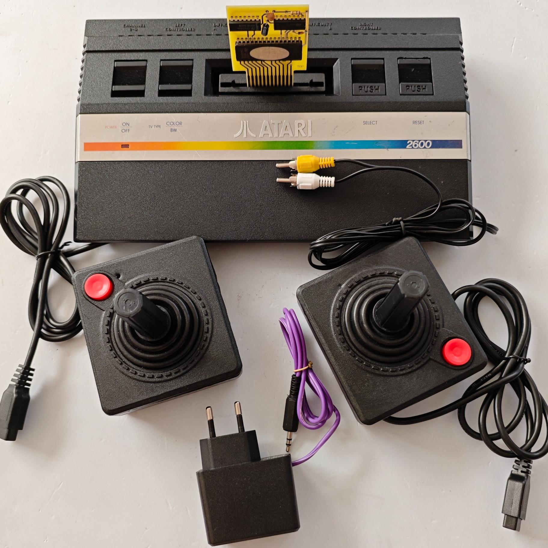آتاری رنگین کمانی اصلی با سیستم تصویر AV