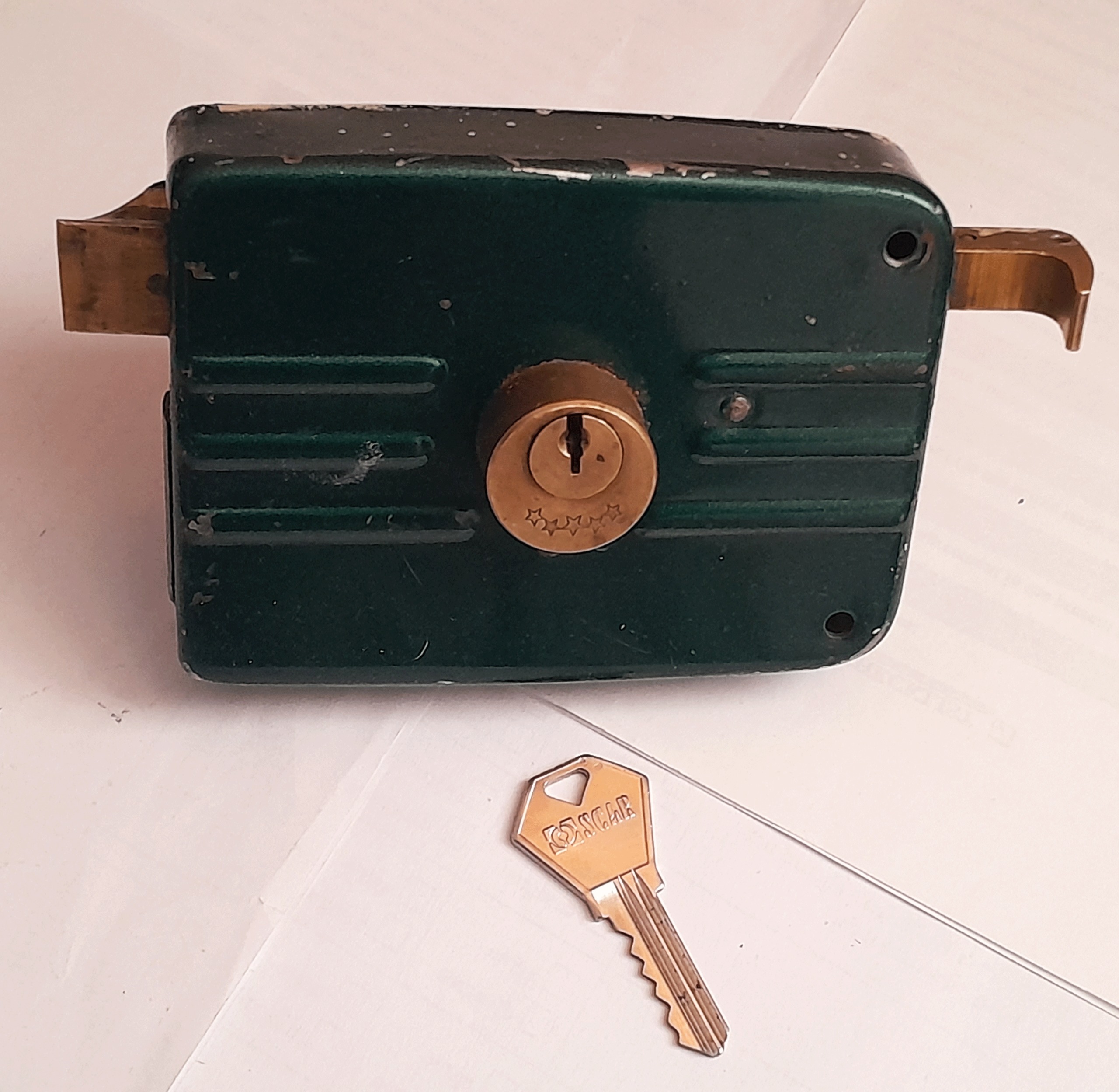 قفل درب حیاط همراه با یک کلید