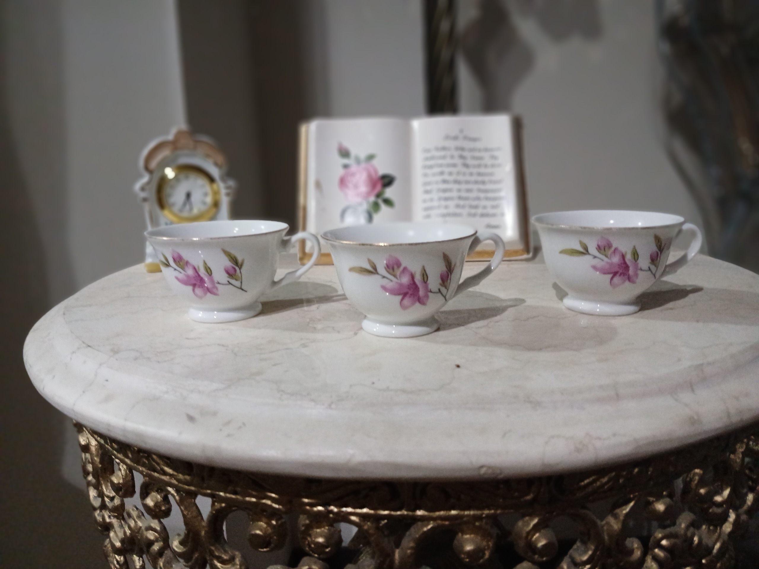 فنجان قدیمی وکاغذی