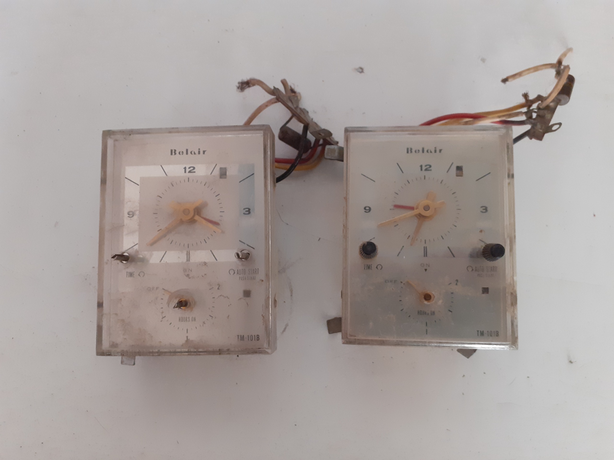 2 ساعت و تایمر تلوزیون قدیمی بلر belair tm-101b
