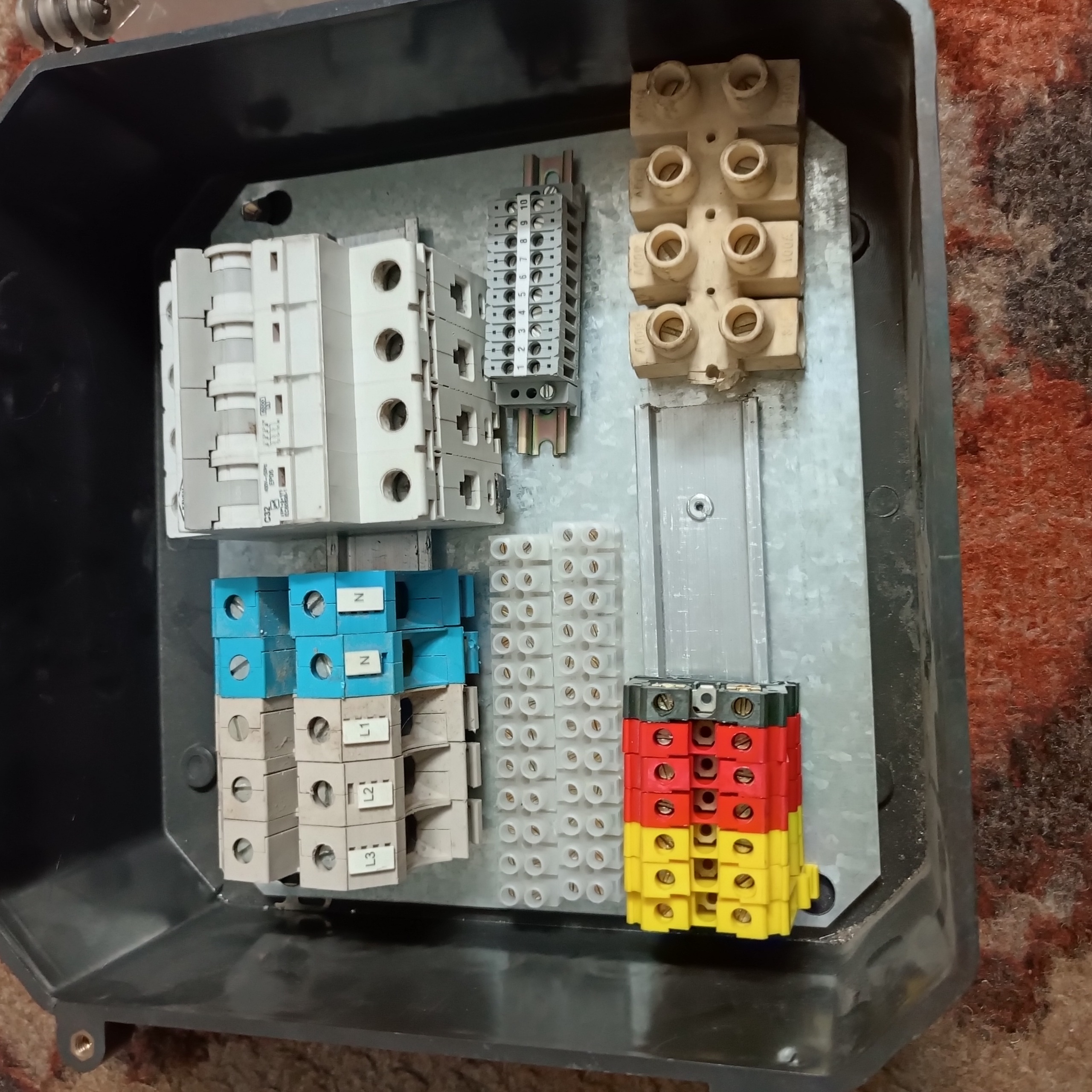 جعبه فیوز و فیوز 4 پل