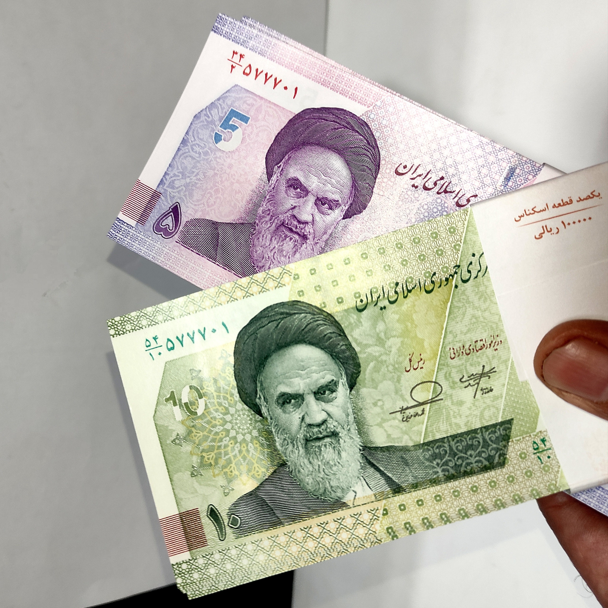 دو بسته اسکناس همسان نیمه رند و قرینه