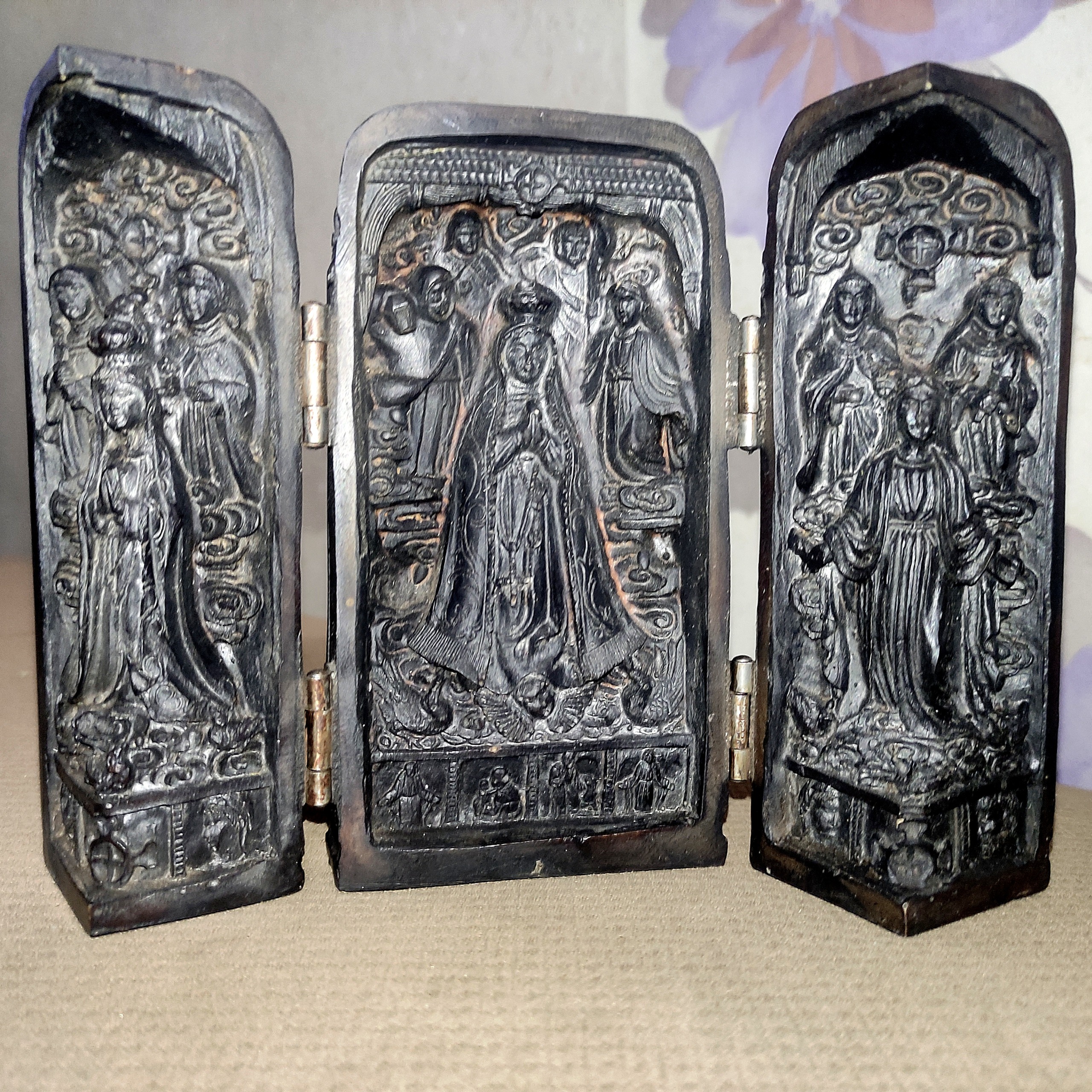 جعبه و معبد قابل حمل کنده کاری شده