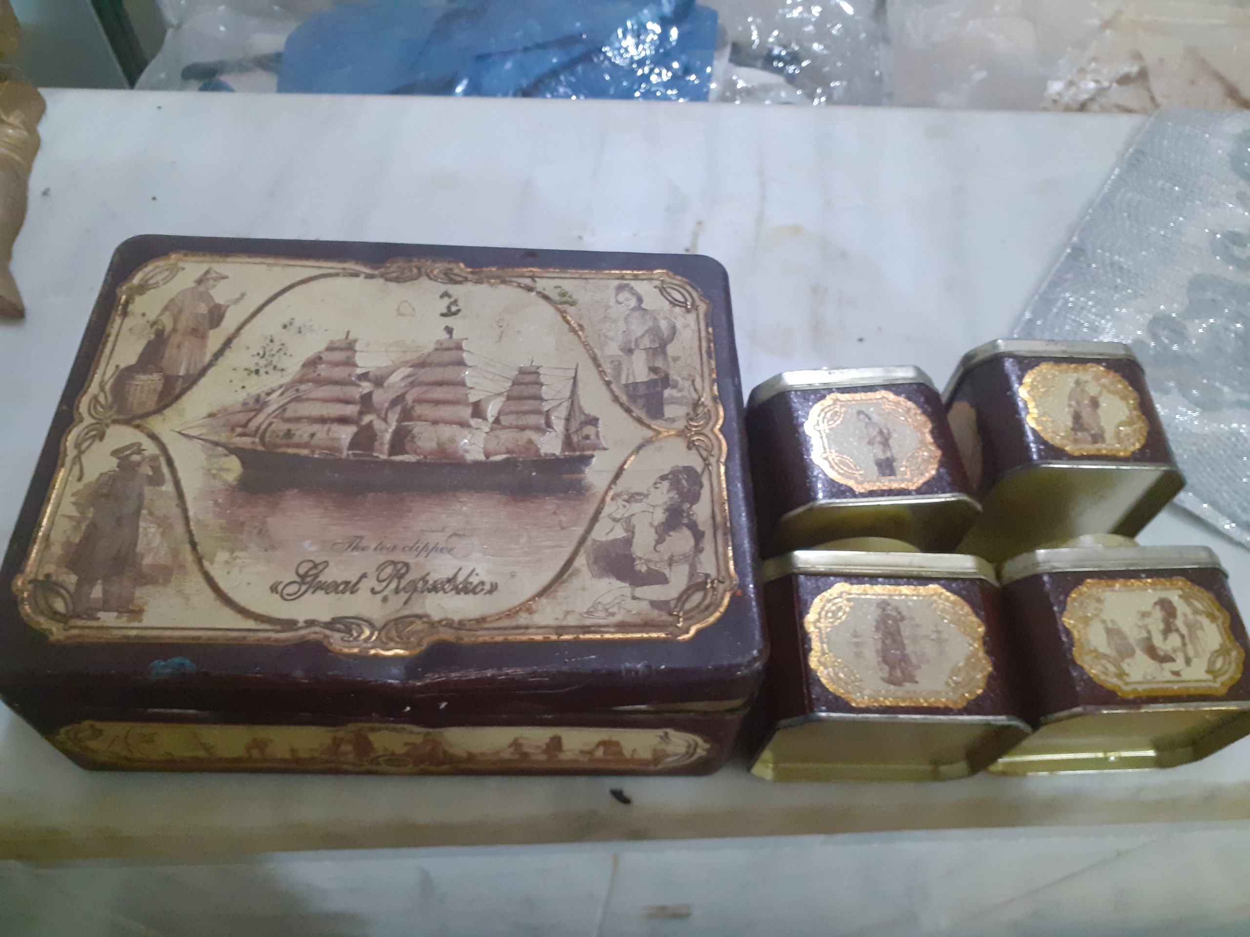 قوطی چای با4عددقوطی کوچک2تاش چای داره
