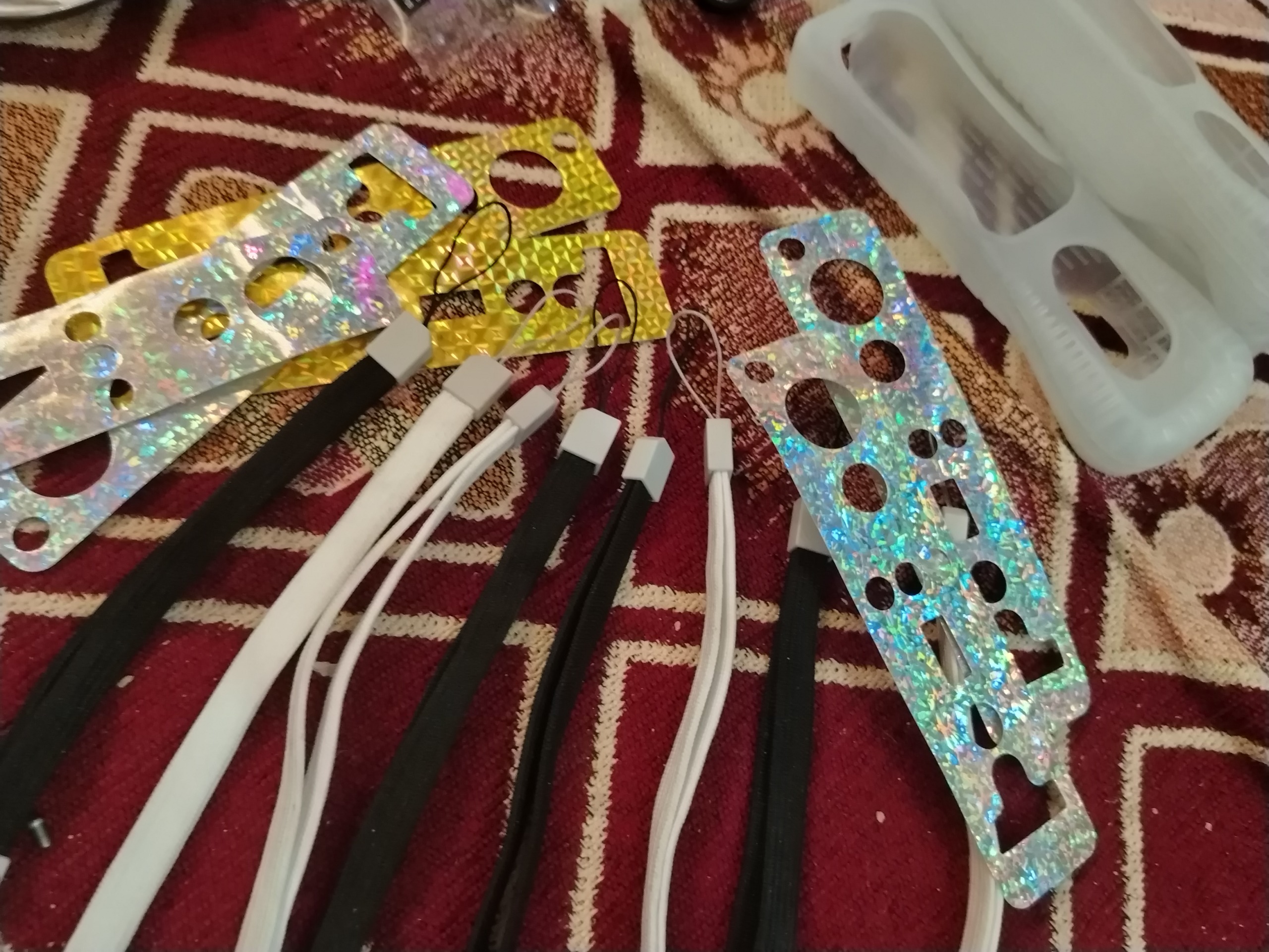 تعدادی برچسب و کاور ژله ای و بند wii