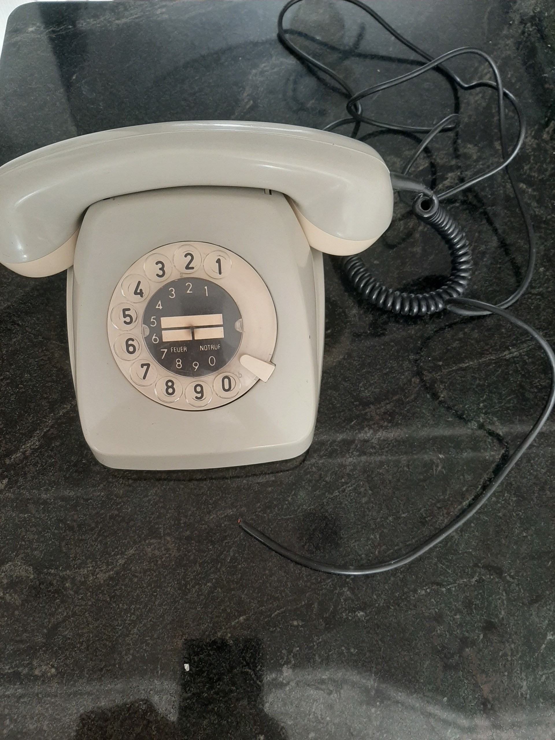 تلفن قدیمی سالم