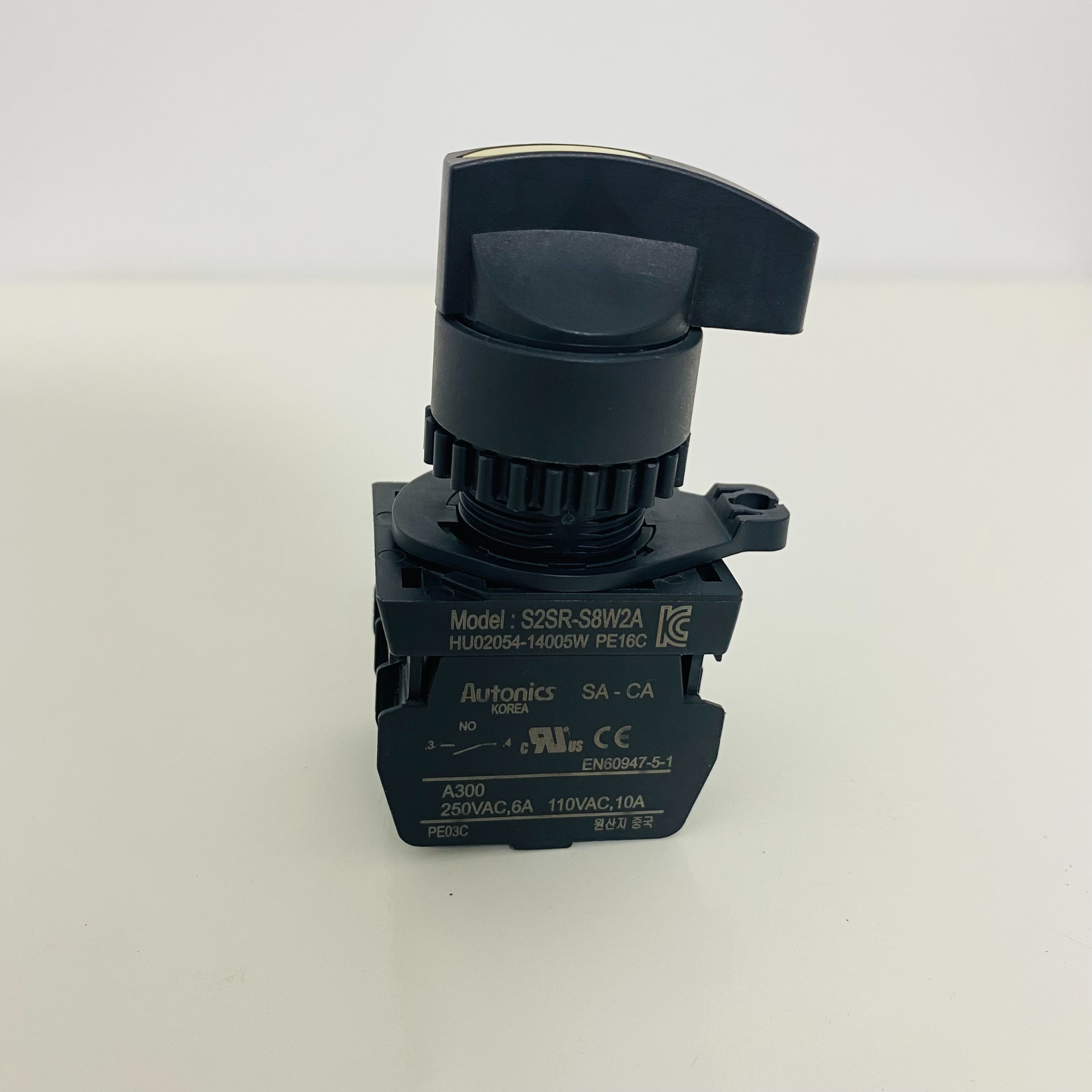 کلید 2 طرفه 1-0-2 اتونیکس S2SR-S8W2A