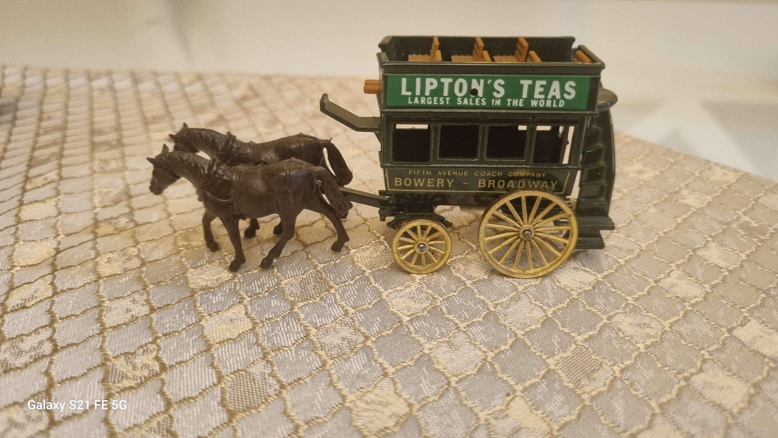 ماکت اتوبوس دو اسب انگلیسی