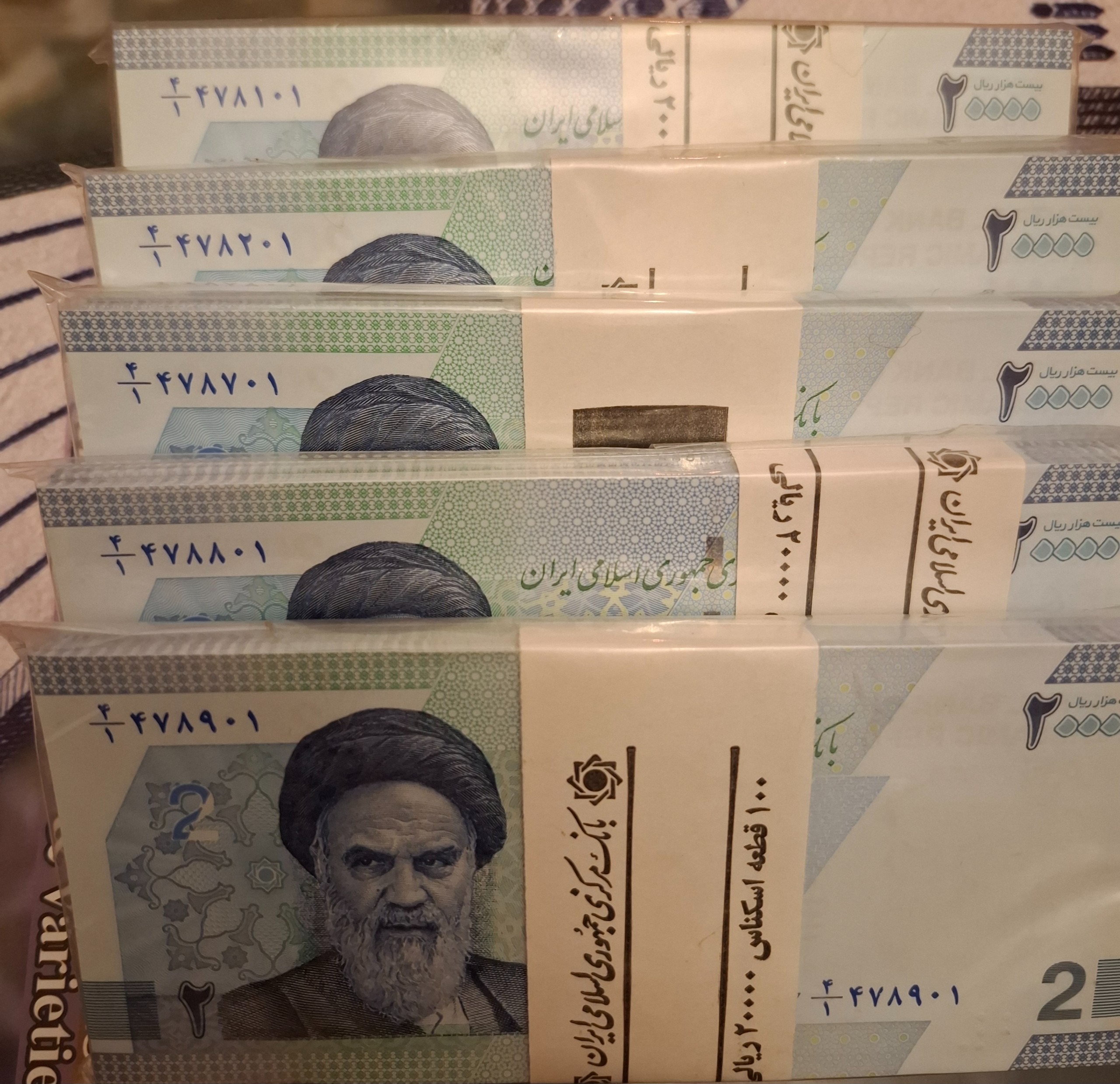 5 بسته اسکناس دو هزاری جدید کسر 4