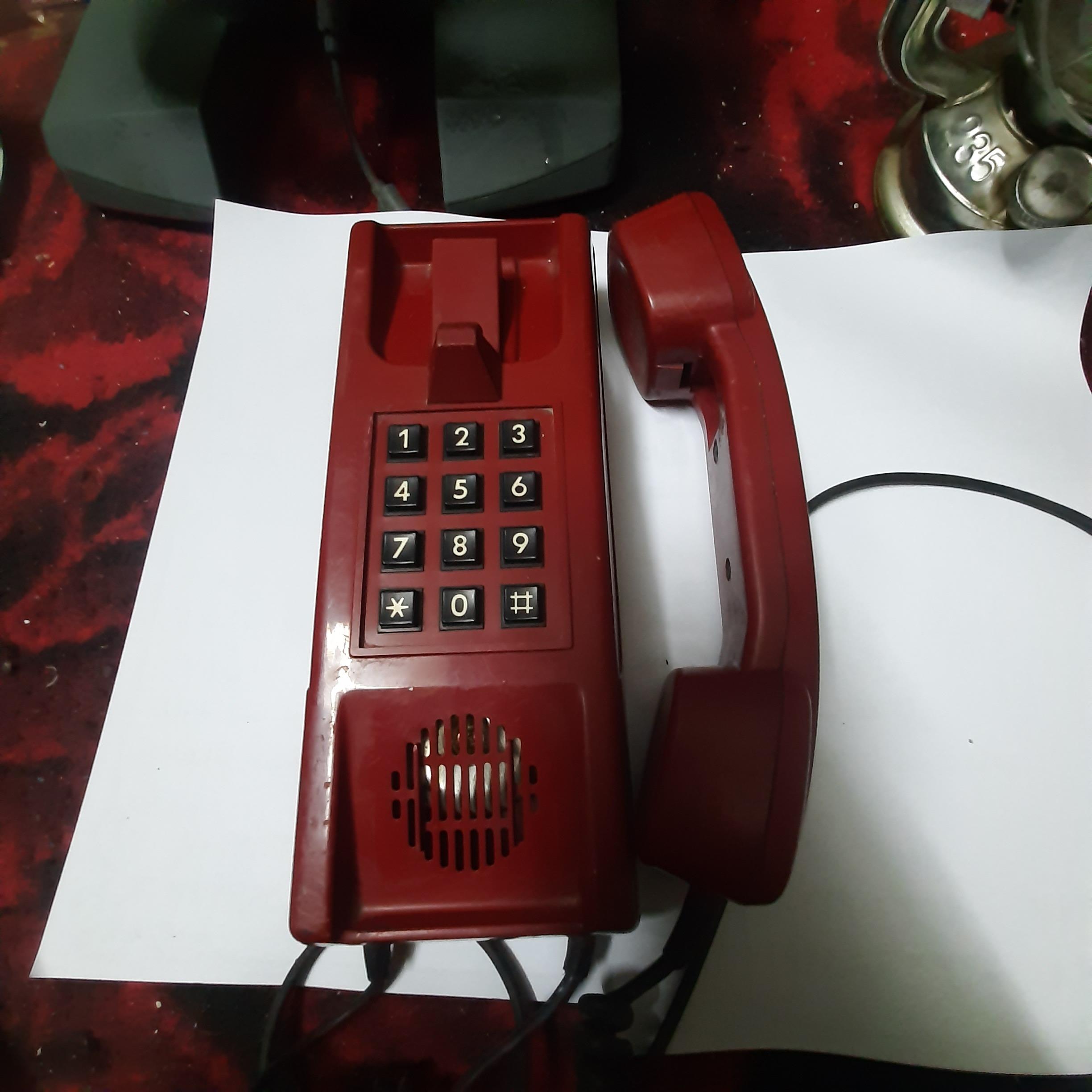 تلفن قدیمی دیواری