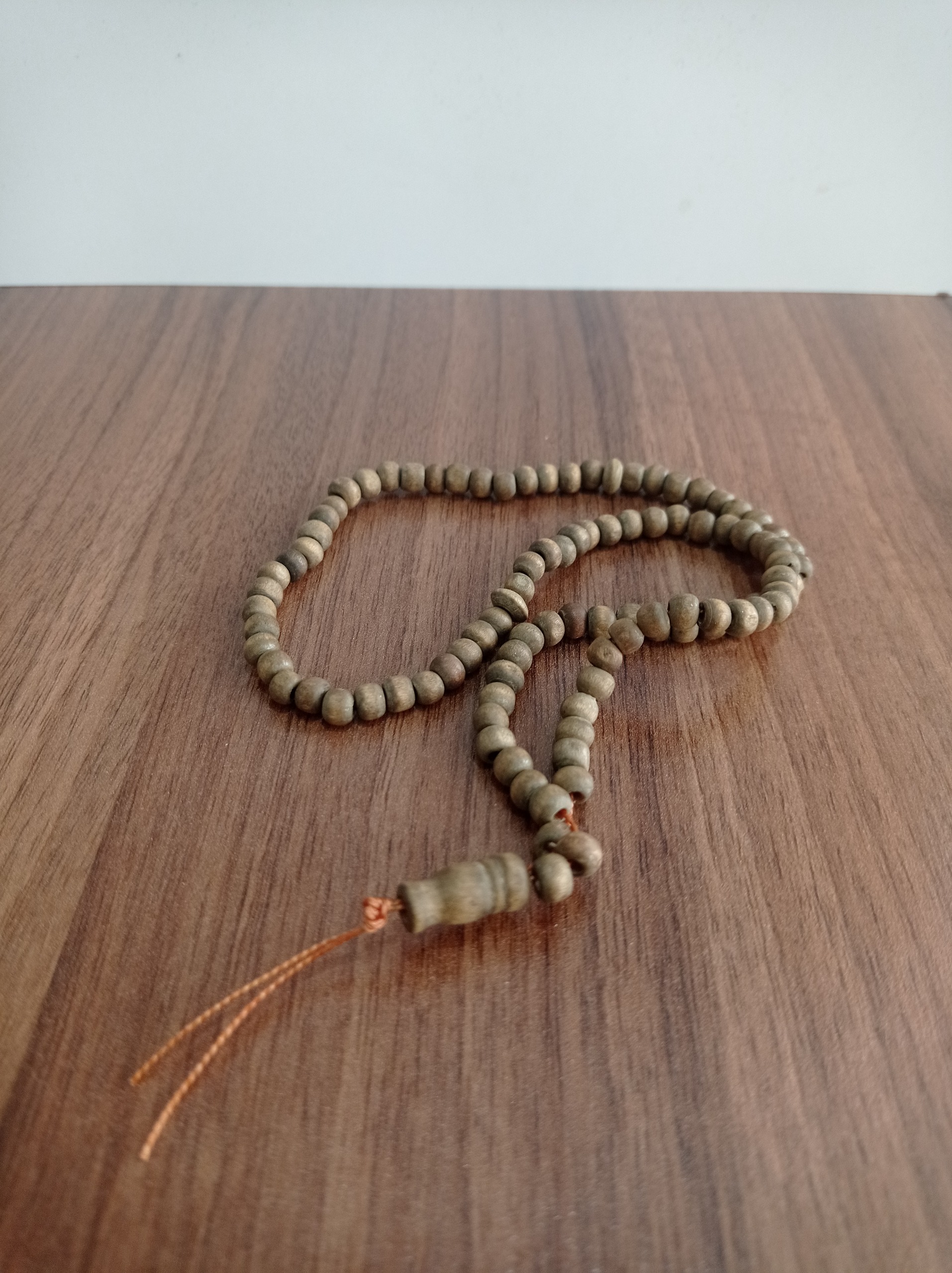 دوتا تسبیح چوبی