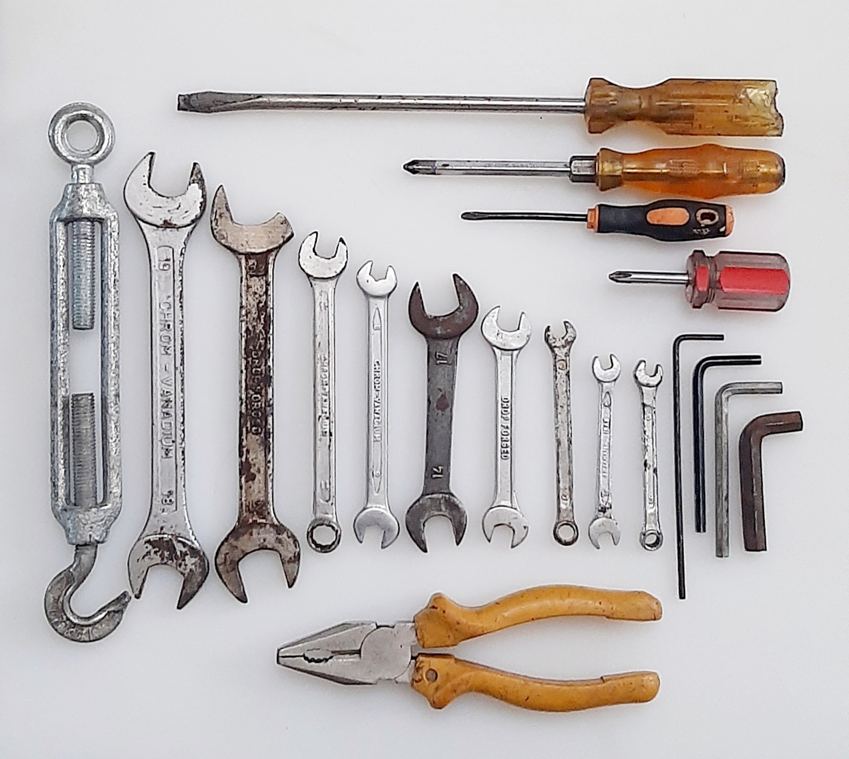 آچار و تعدادی لوازم دیگر