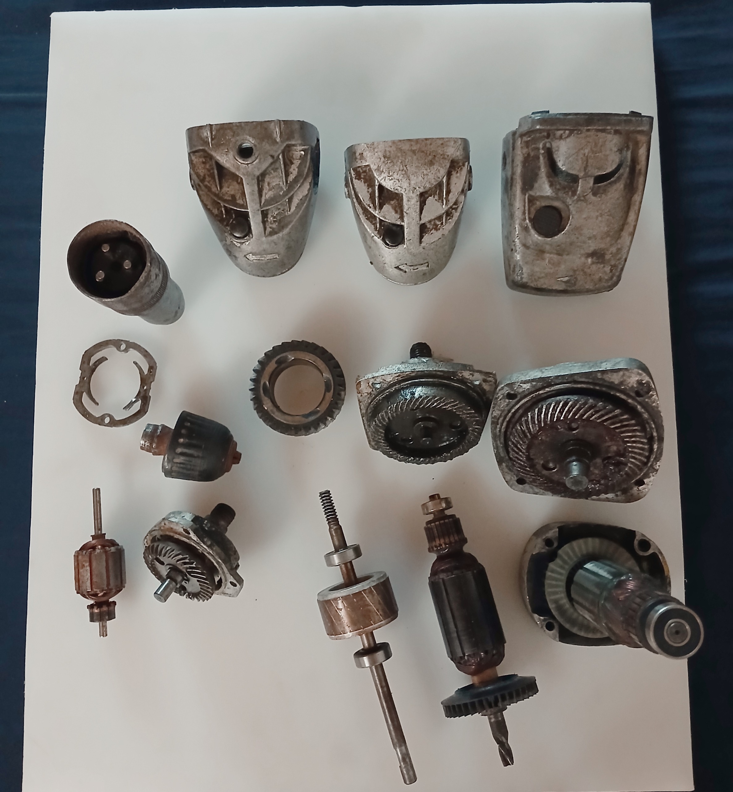 تعدادی لوازم سنگ فرز یا دریل