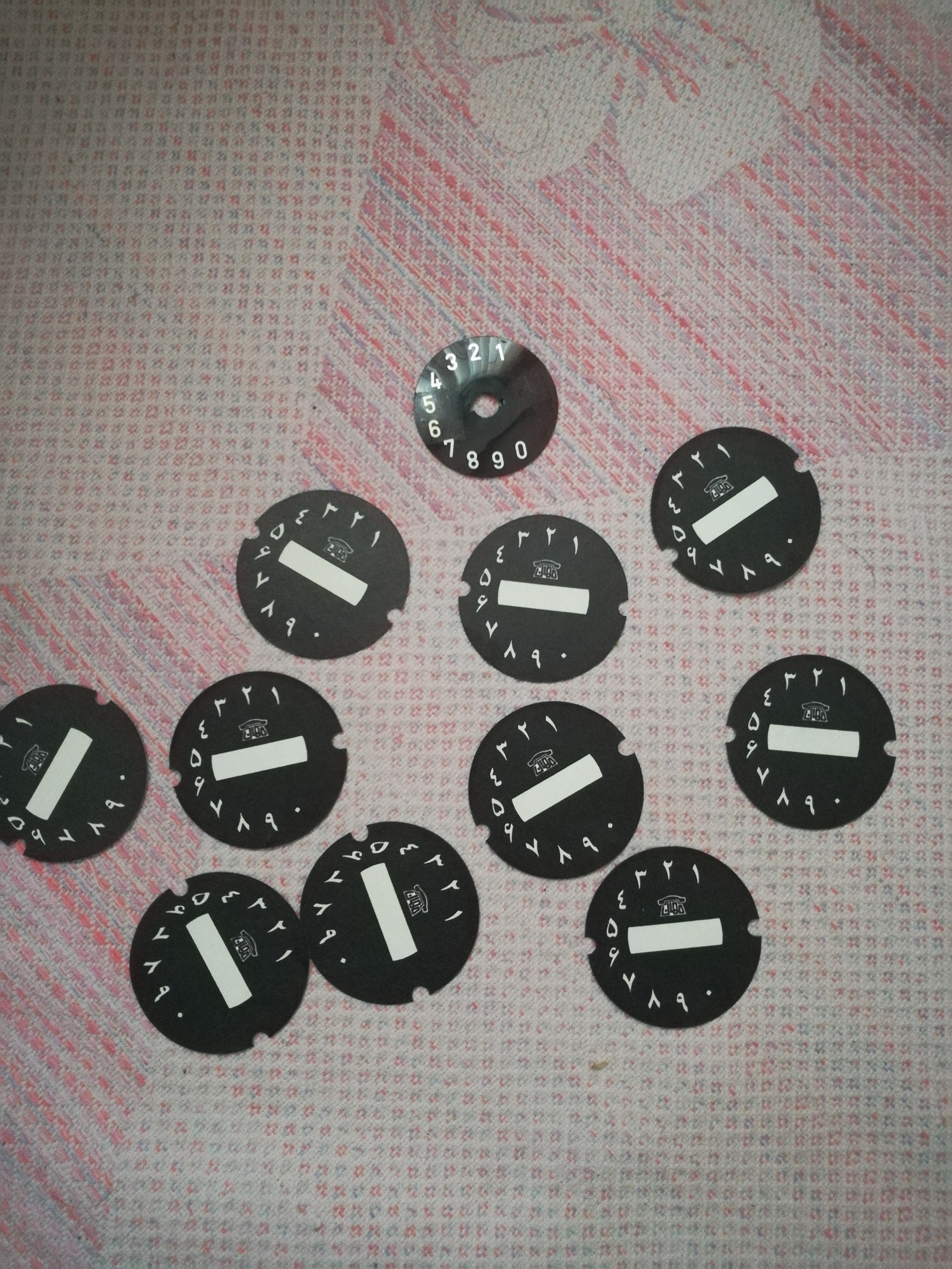 کاغذ وسط شماره گیر تلفن قدیمی و گوشی تک