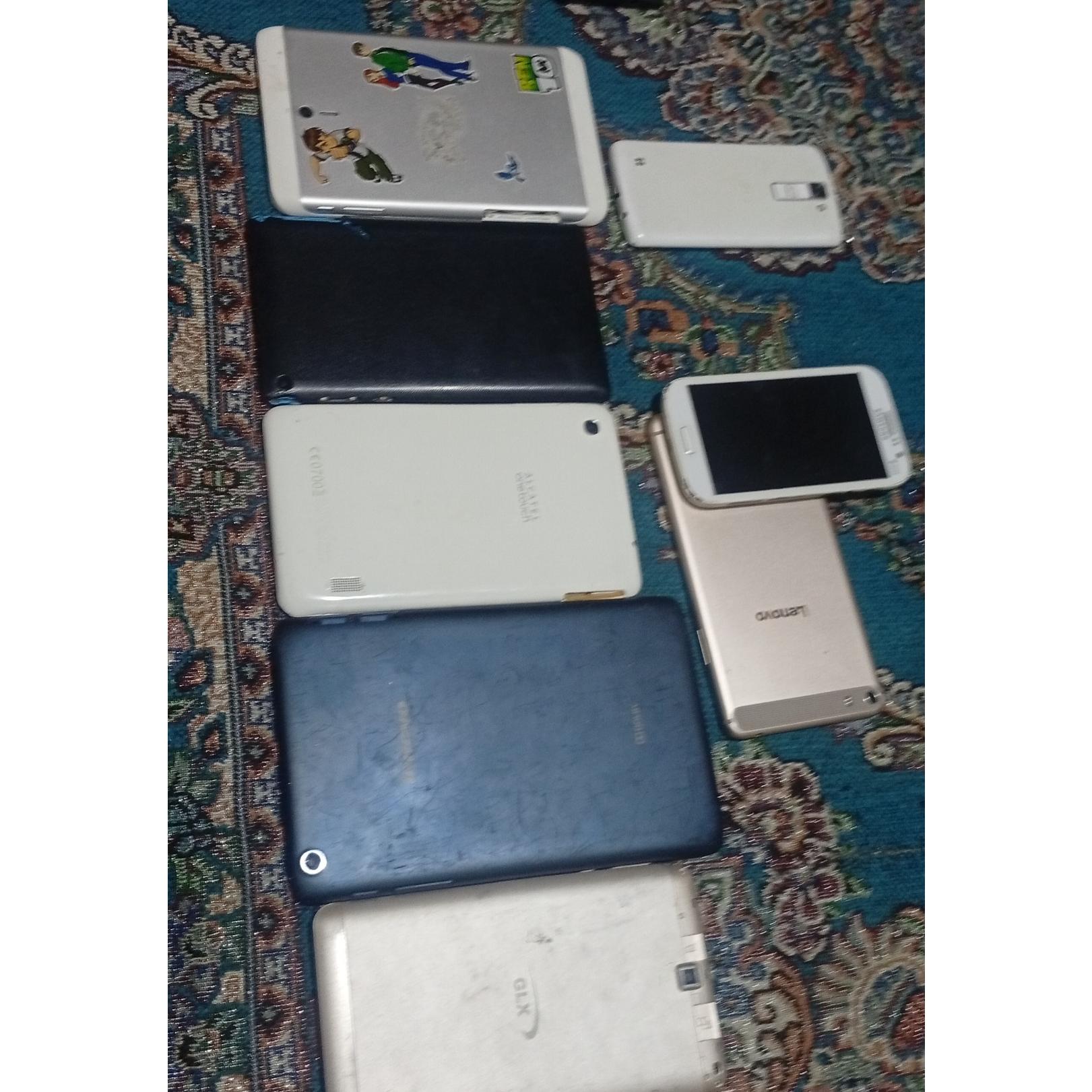 چند عدد تبلت و گوشی