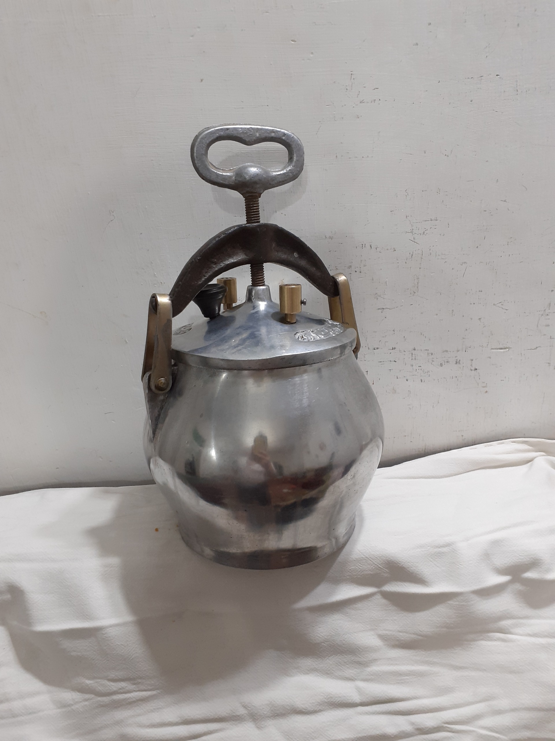 زود پز  3 لیتری محصول درجه یک بازار $96