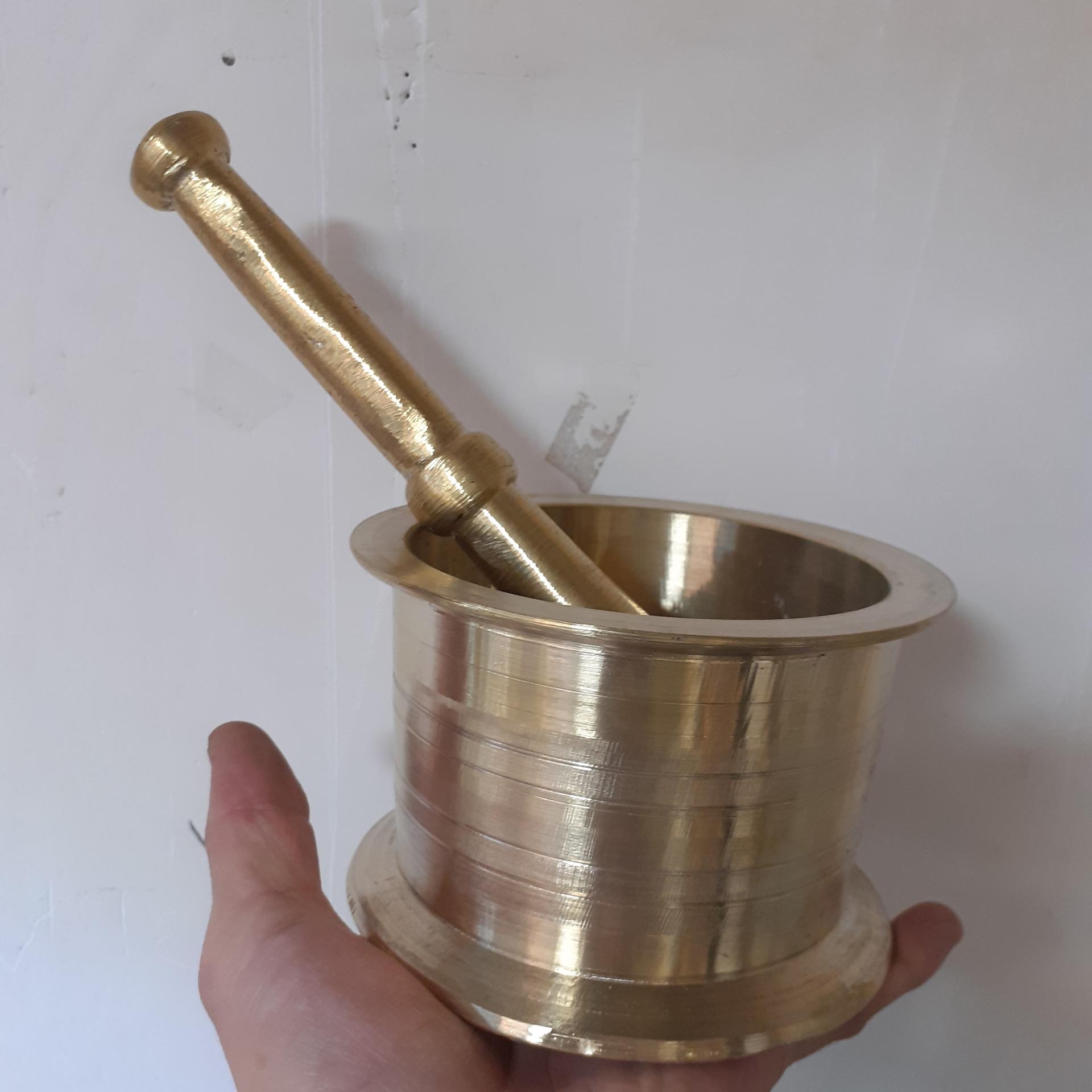 هاون  برنجی نو در وزن تقریبا  2/5 کیلوگرم $174