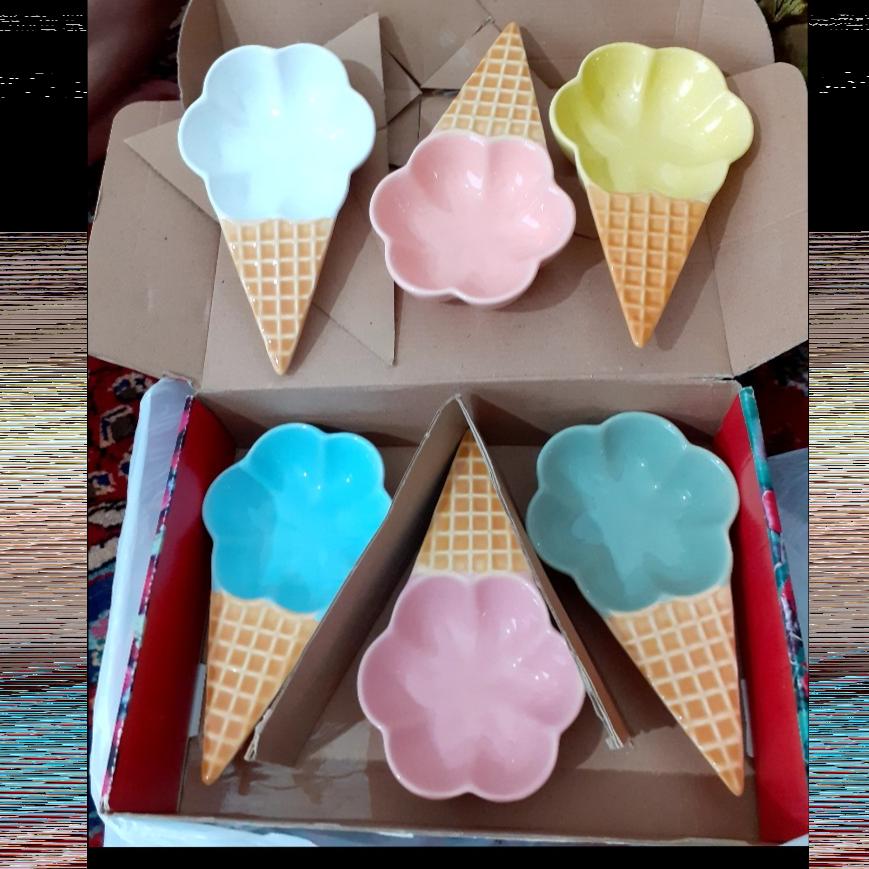 یک دست بستنی خوری زیبا قابل استفاده و دکوری