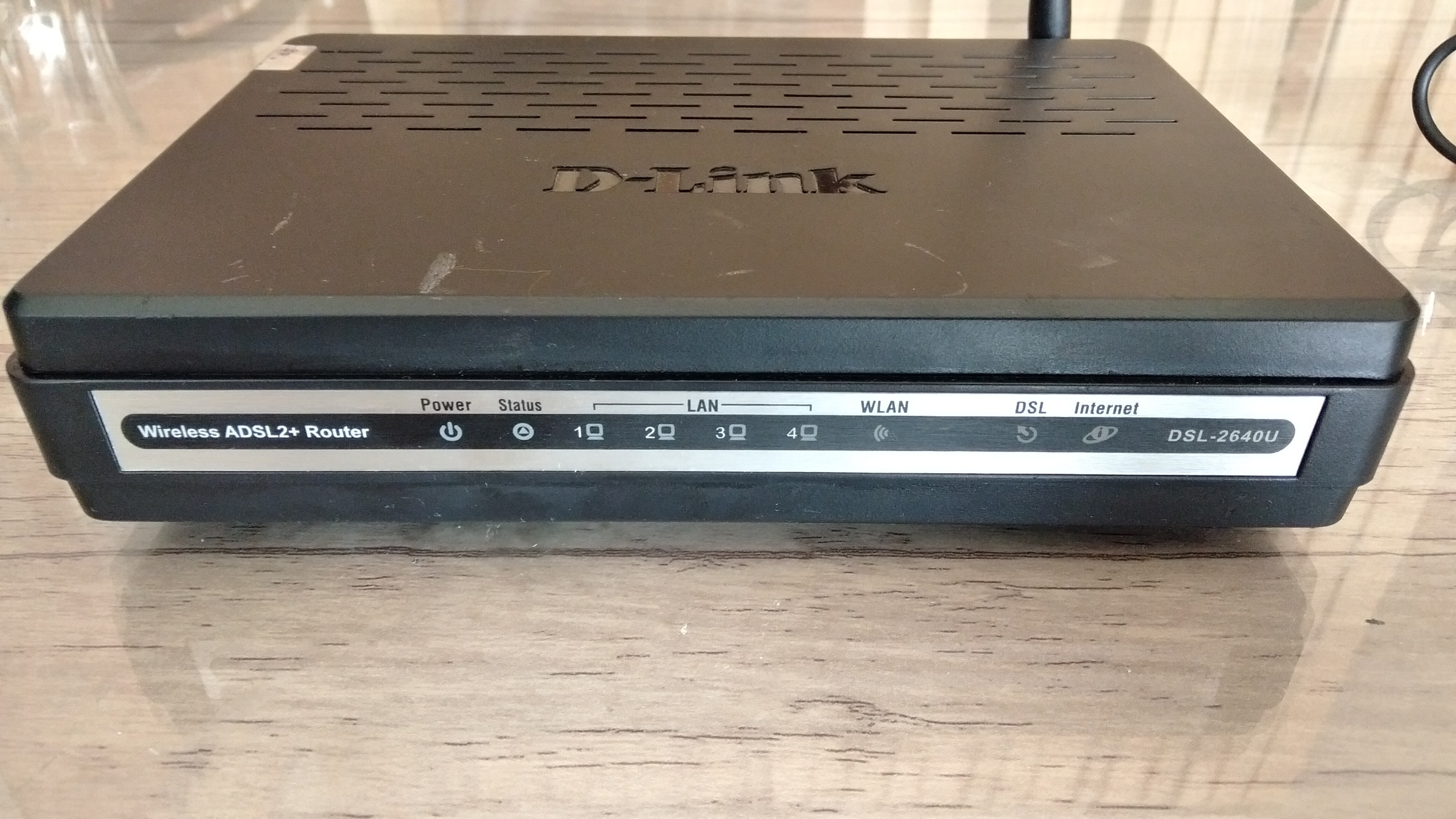 مودم دی لینک مدل dsl2640u با آداپتور سالم