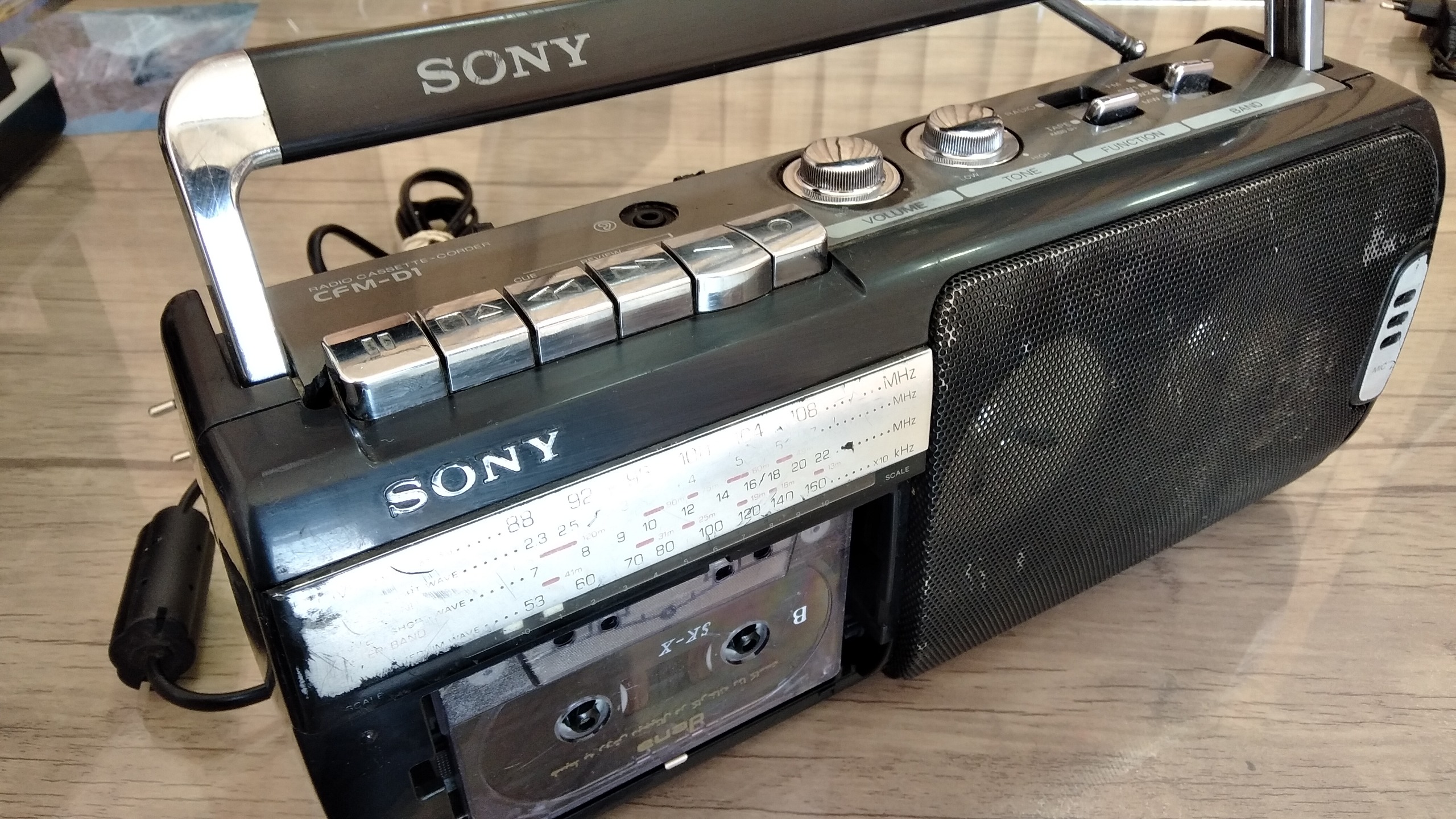 رادیو ضبط سونی سالم لطفا توضیحات