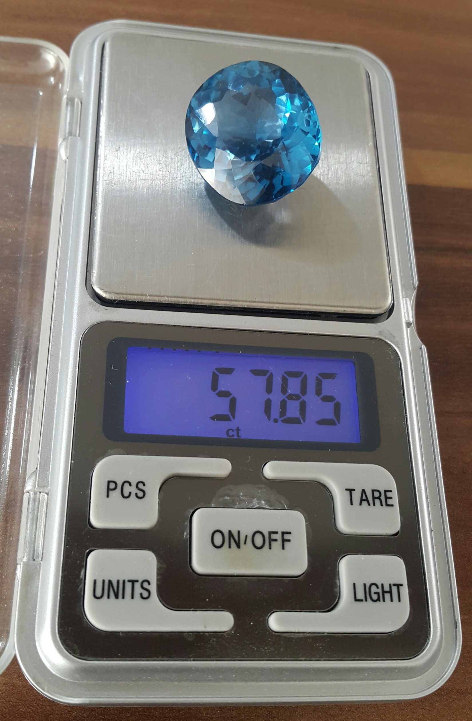 نگین توپاز لندن