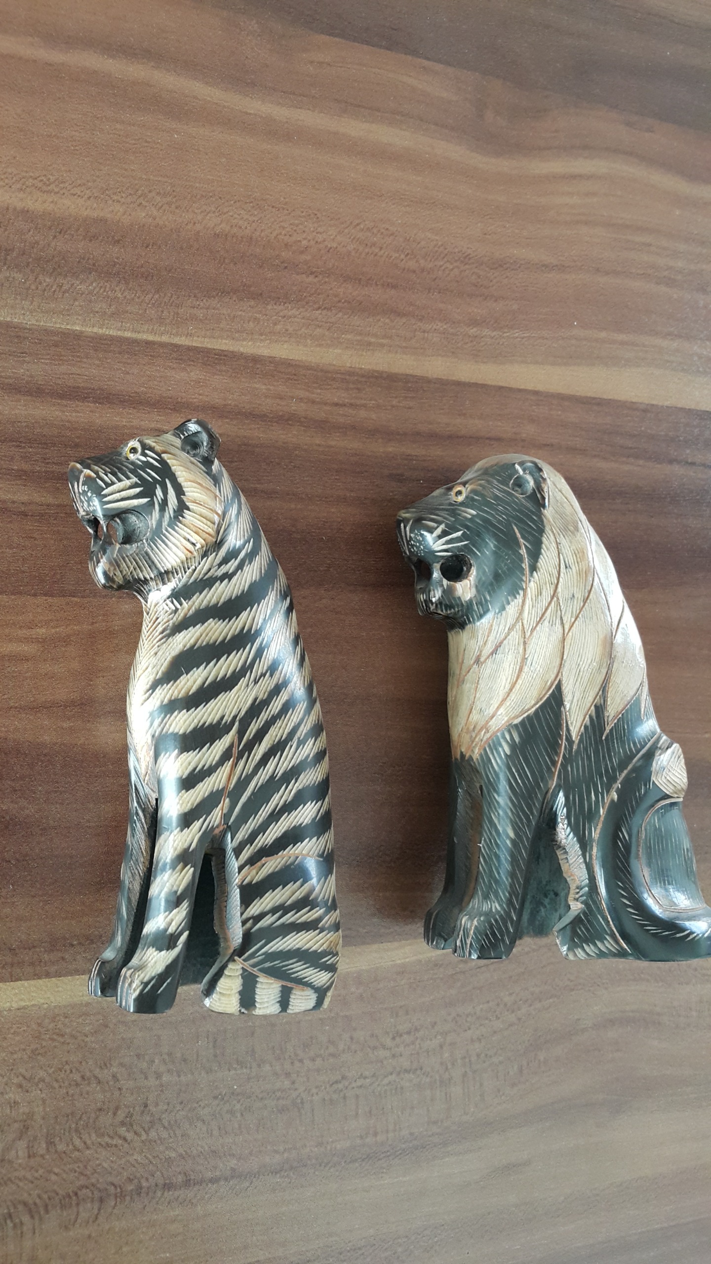 مجسمه تراشیده شده از شاخ بوفالو