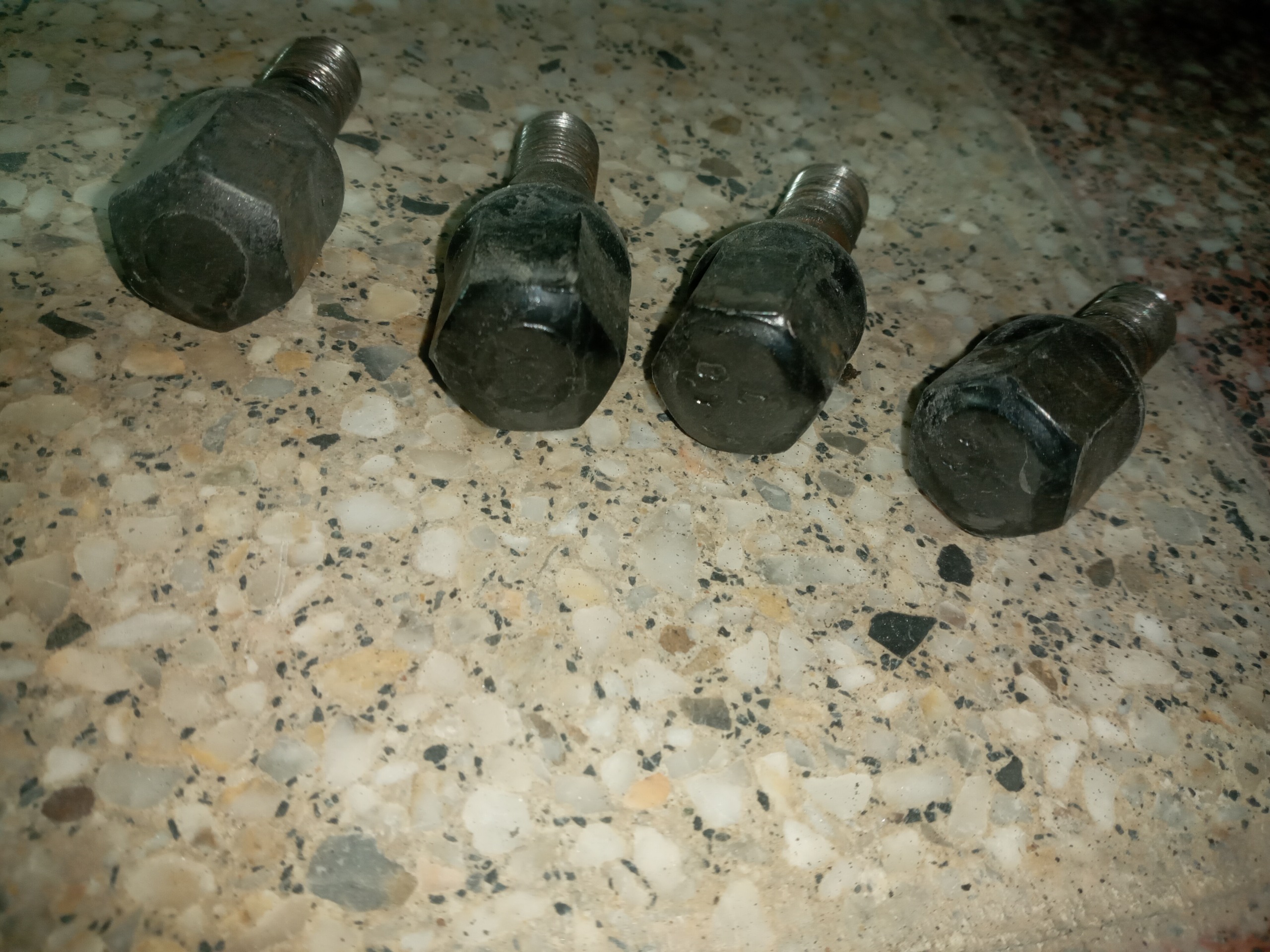 پیچ چرخ پژو