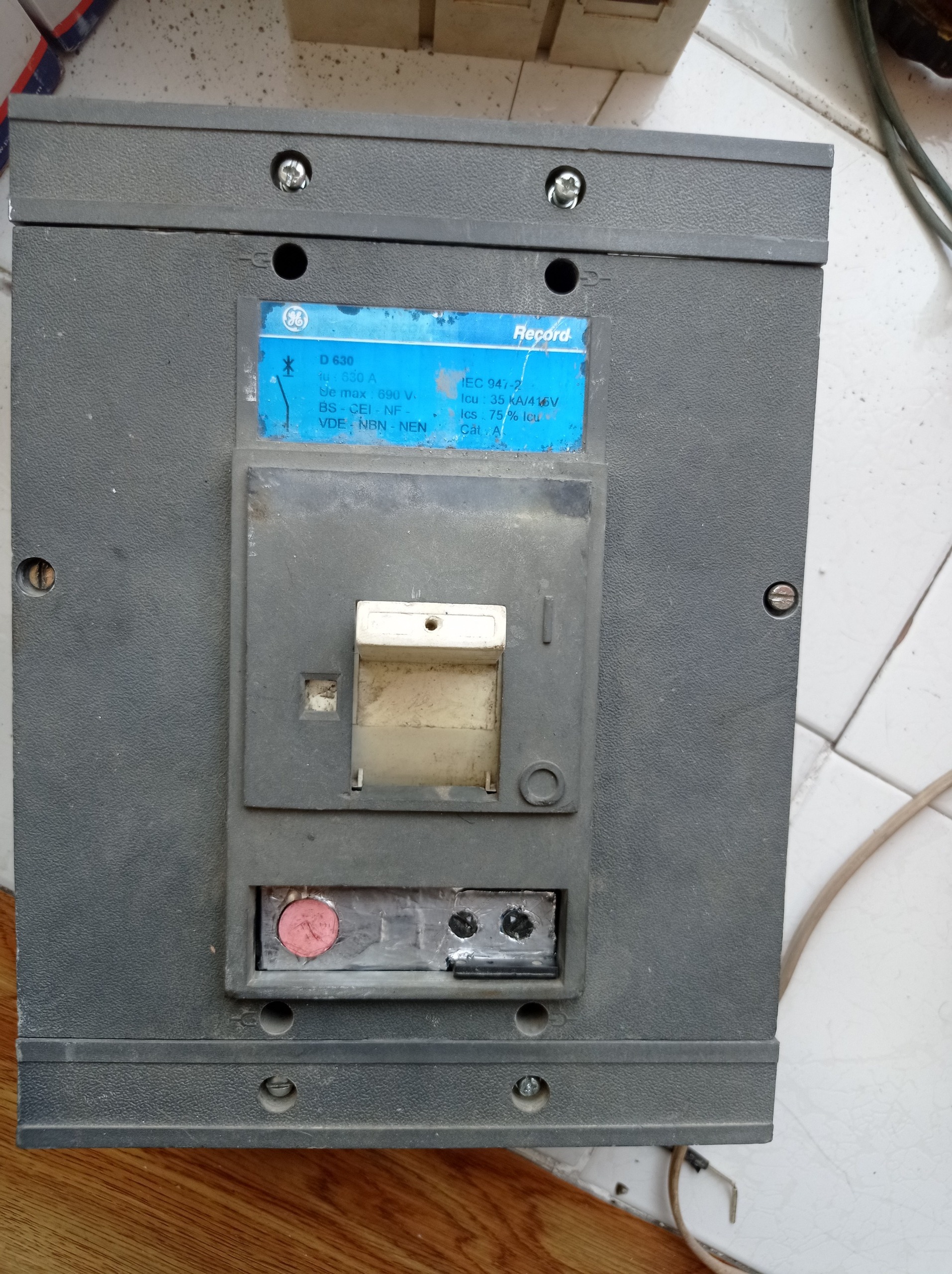 کلید 630 آمپر رکورد اصلی