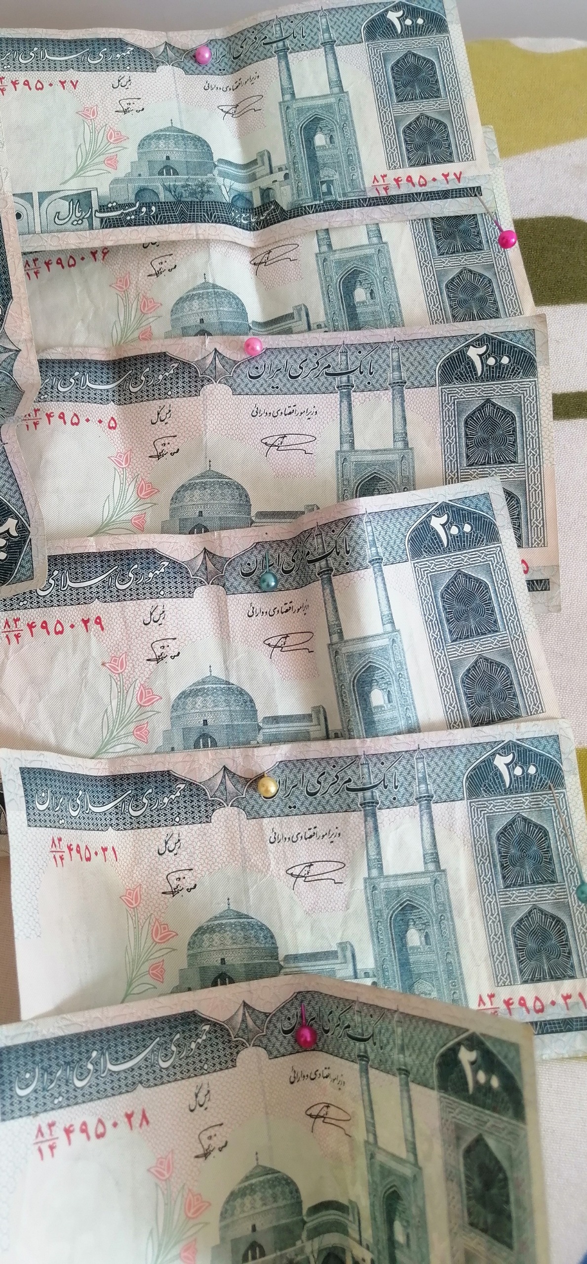تعدادی اسکناس 20تومنی