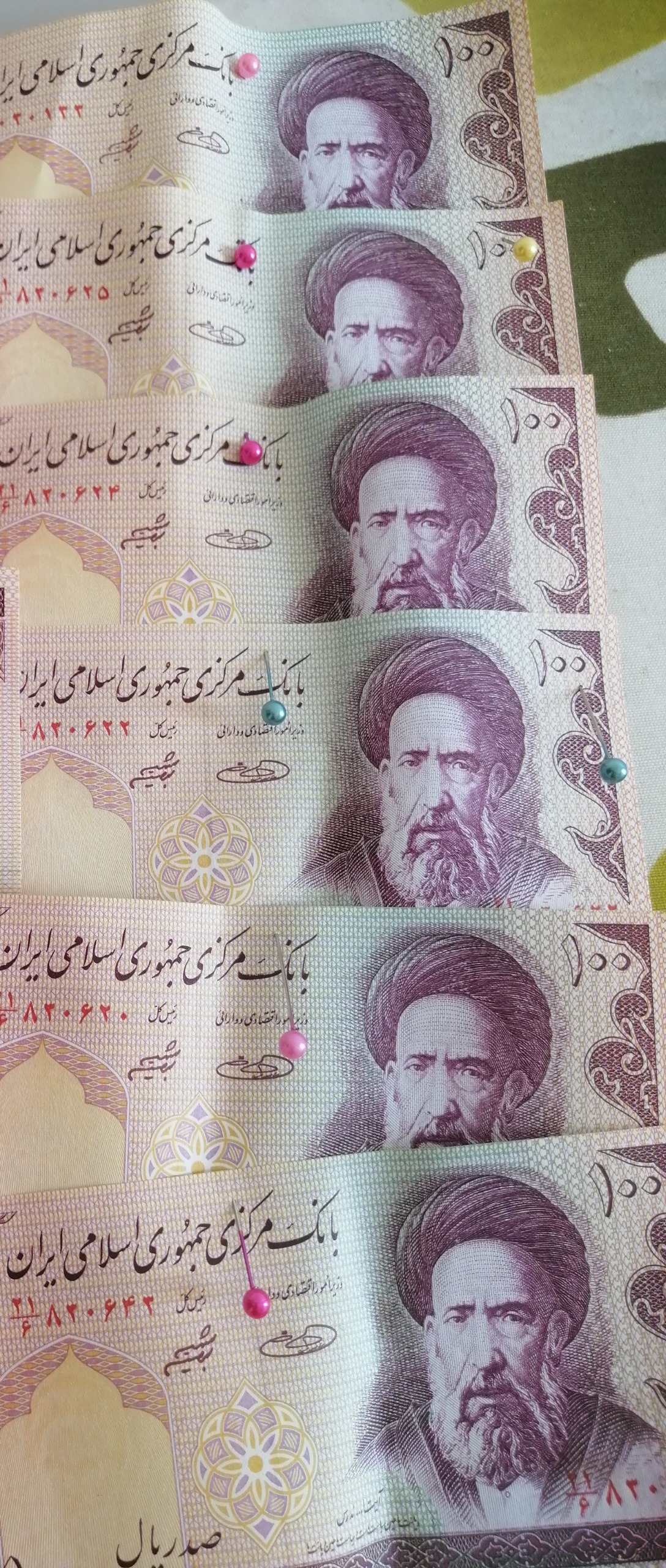 تعدادی اسکناس 10تومنی آقای مدرس